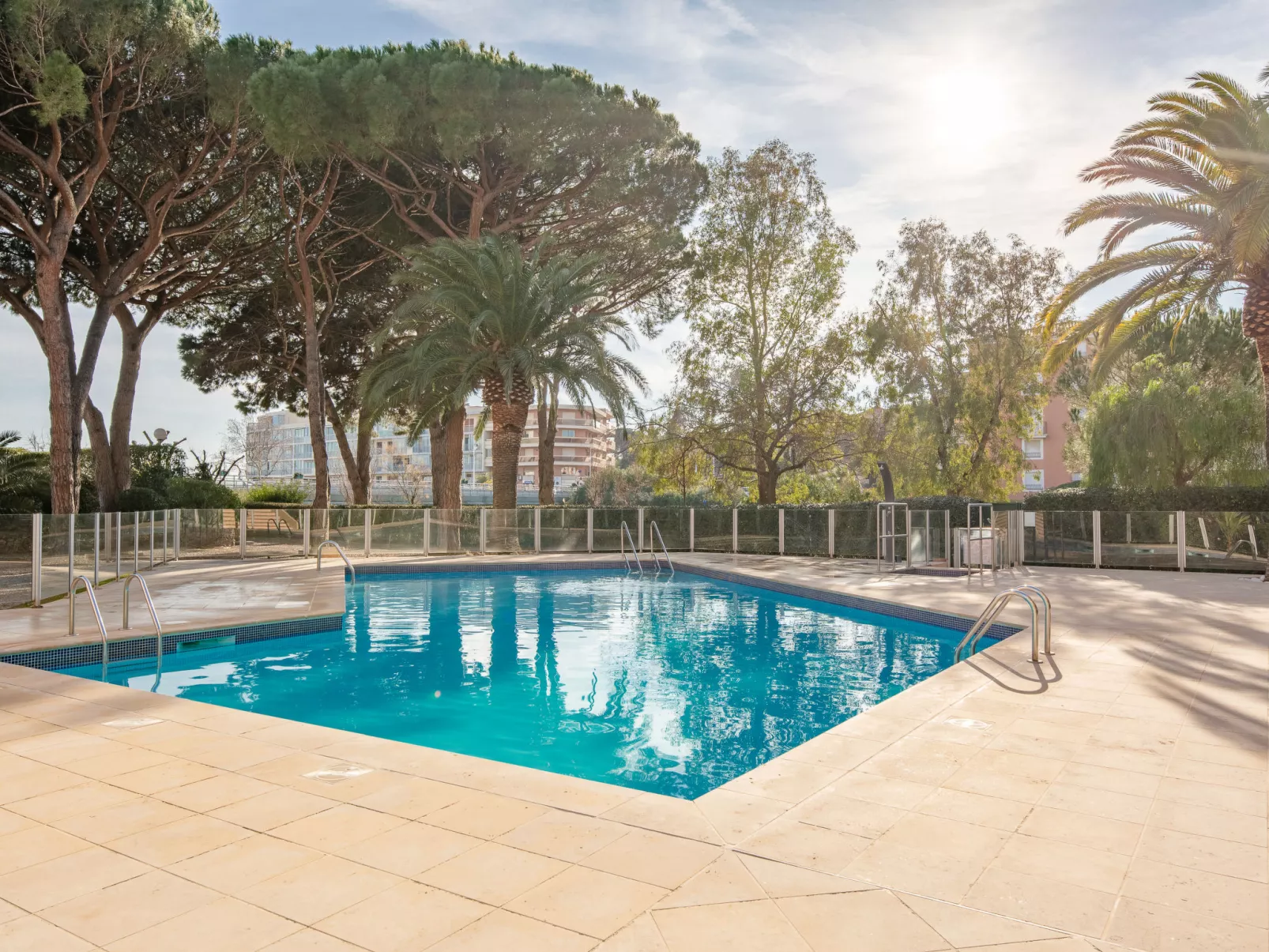 Le Riviera-Outside