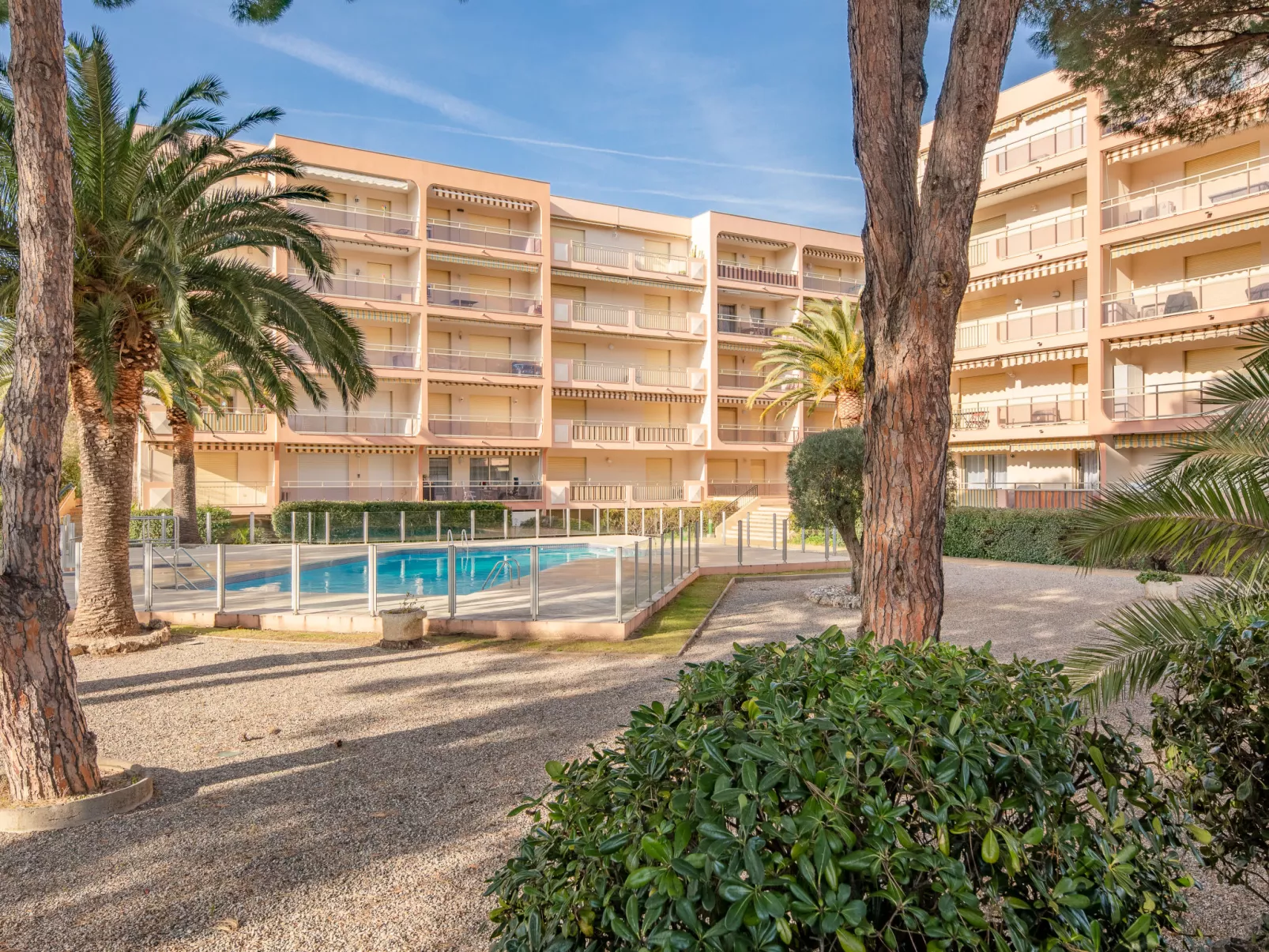 Le Riviera-Outside
