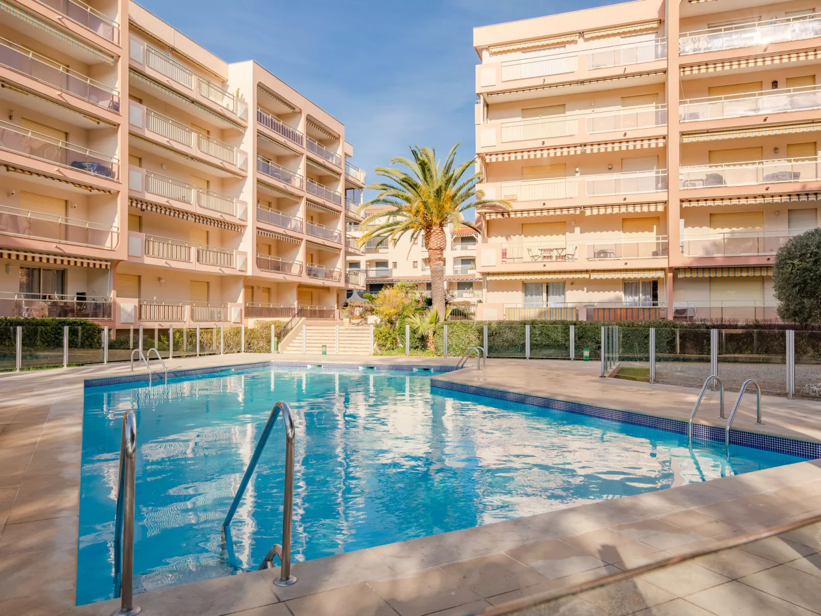 Le Riviera-Outside