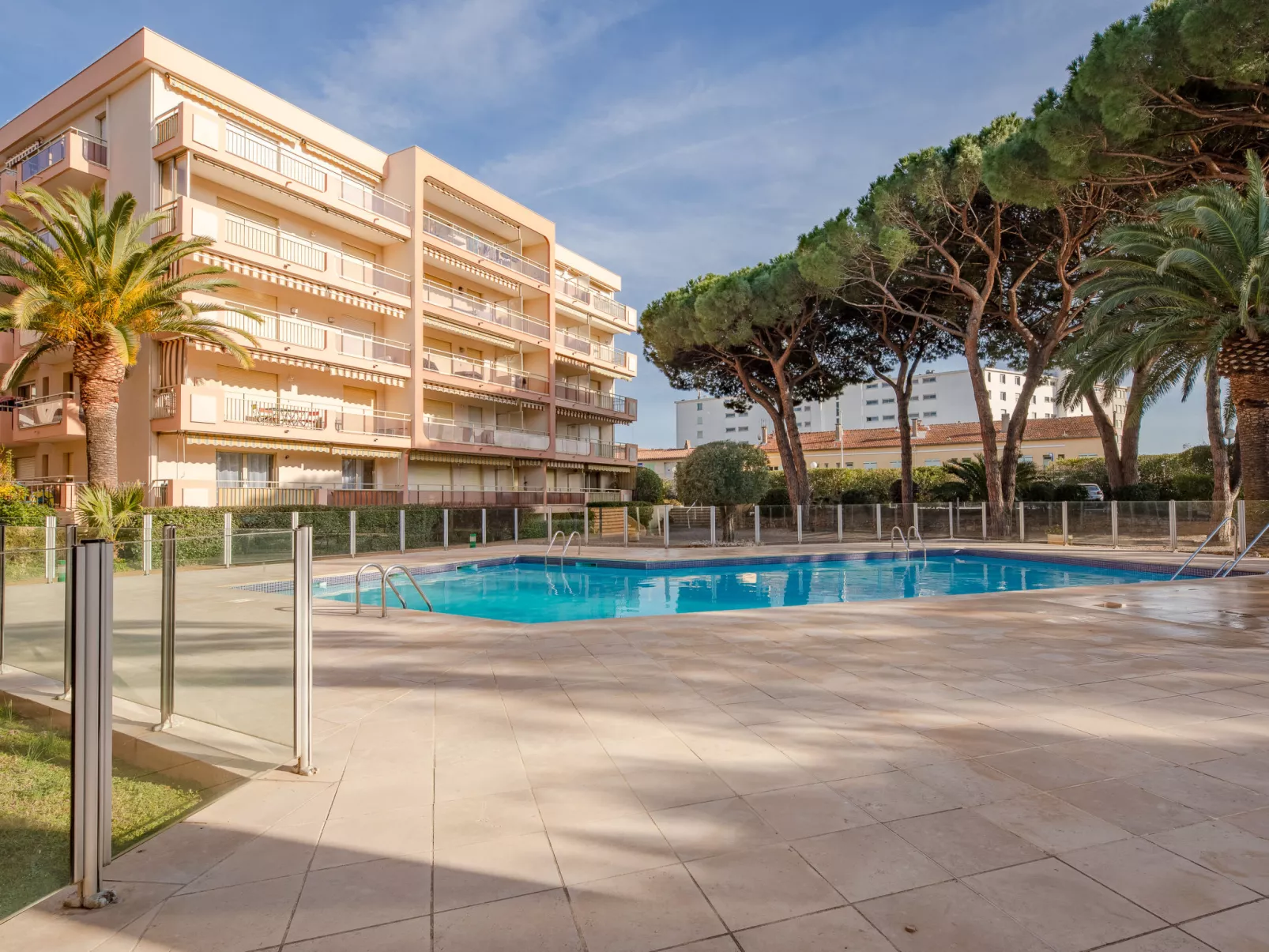 Le Riviera-Outside