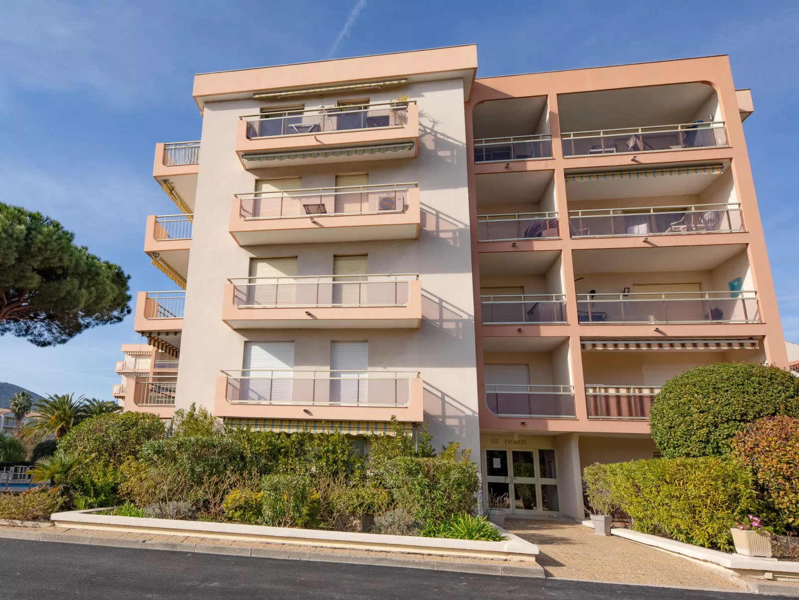 Le Riviera-Outside