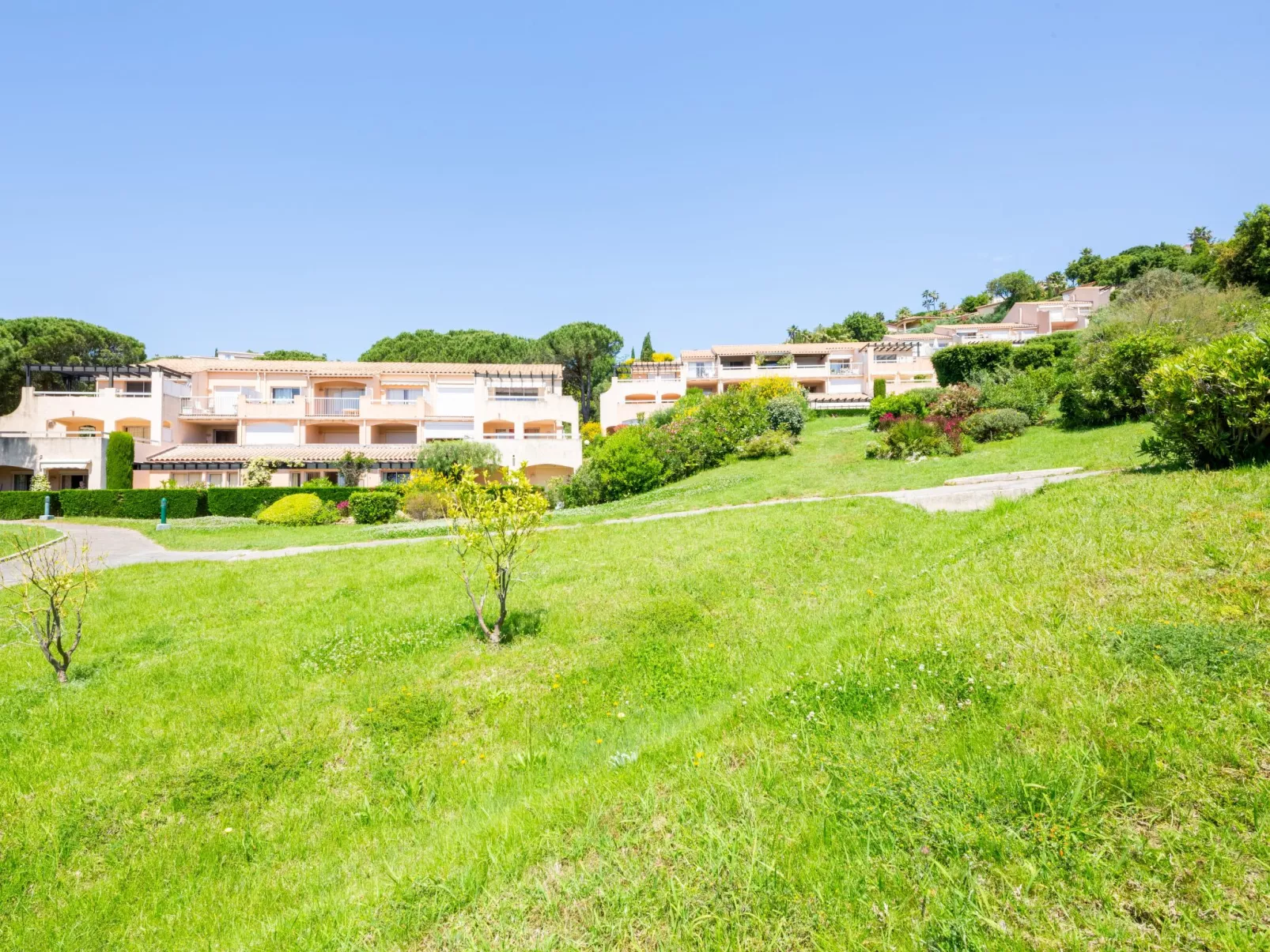 Les Coteaux de la Nartelle-Outside