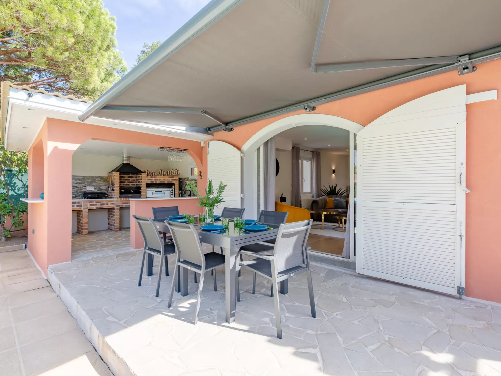 Villa Adie-Outside