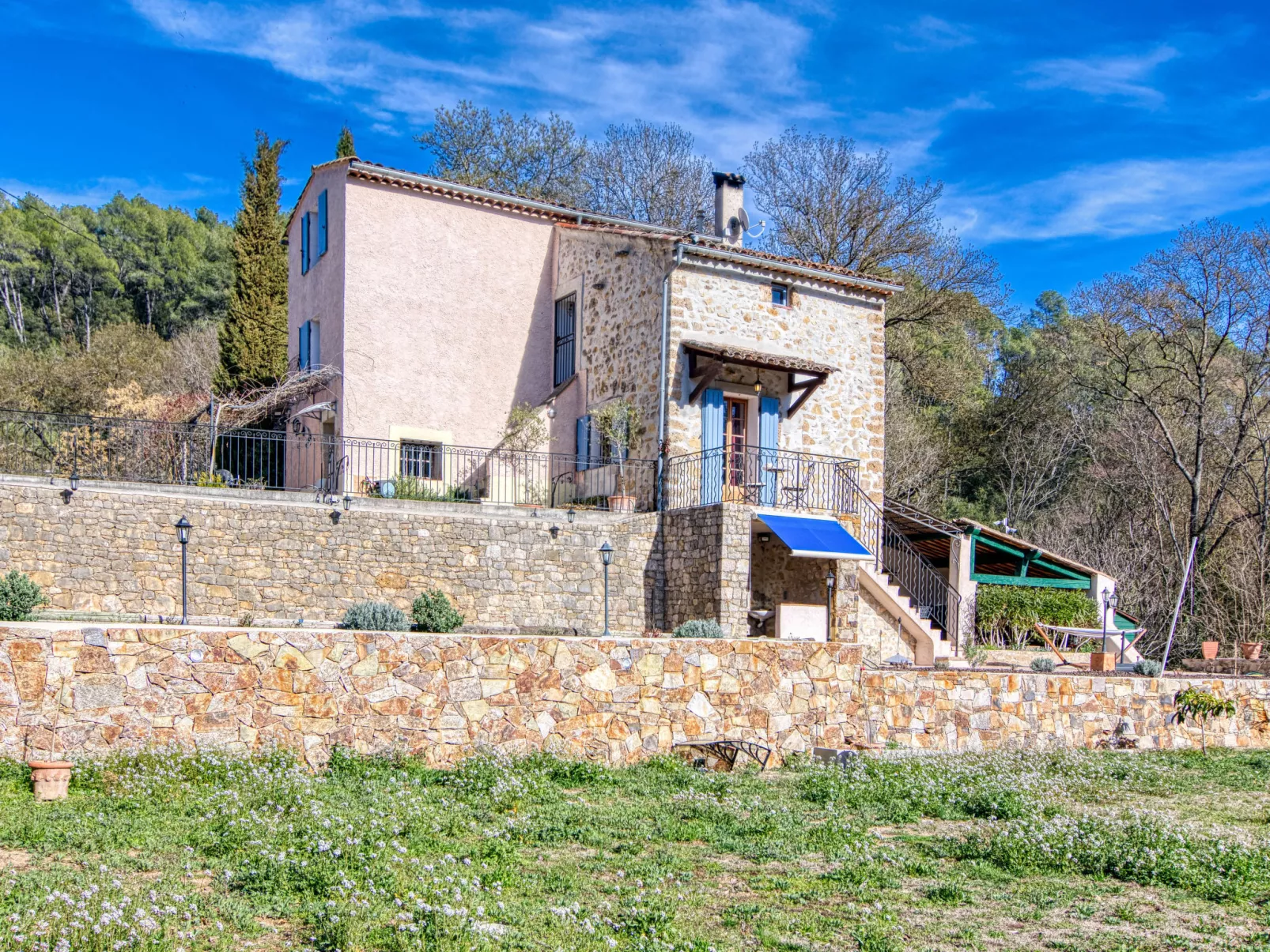 La maison aux volets bleus-Dehors