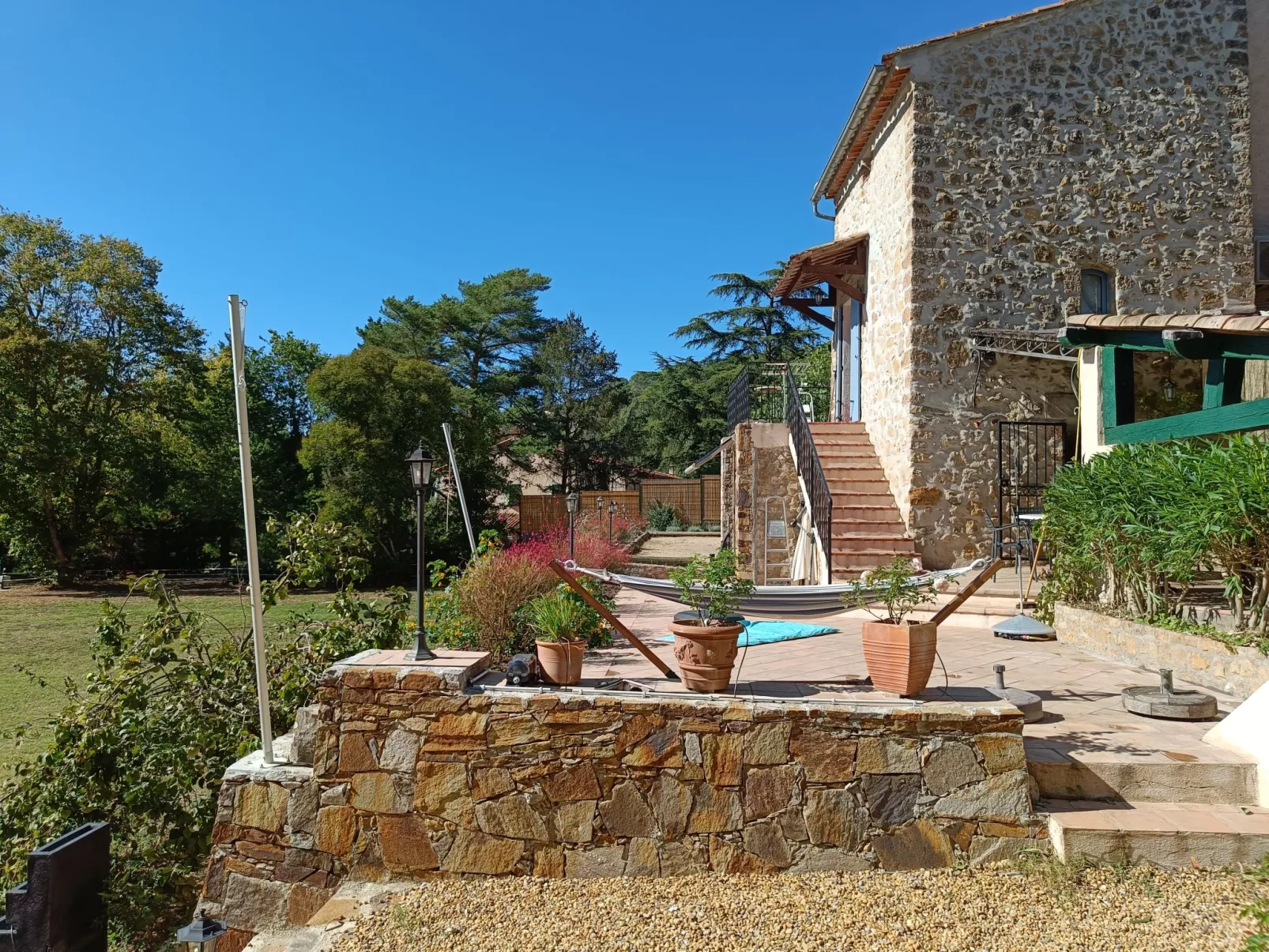 La maison aux volets bleus-Dehors