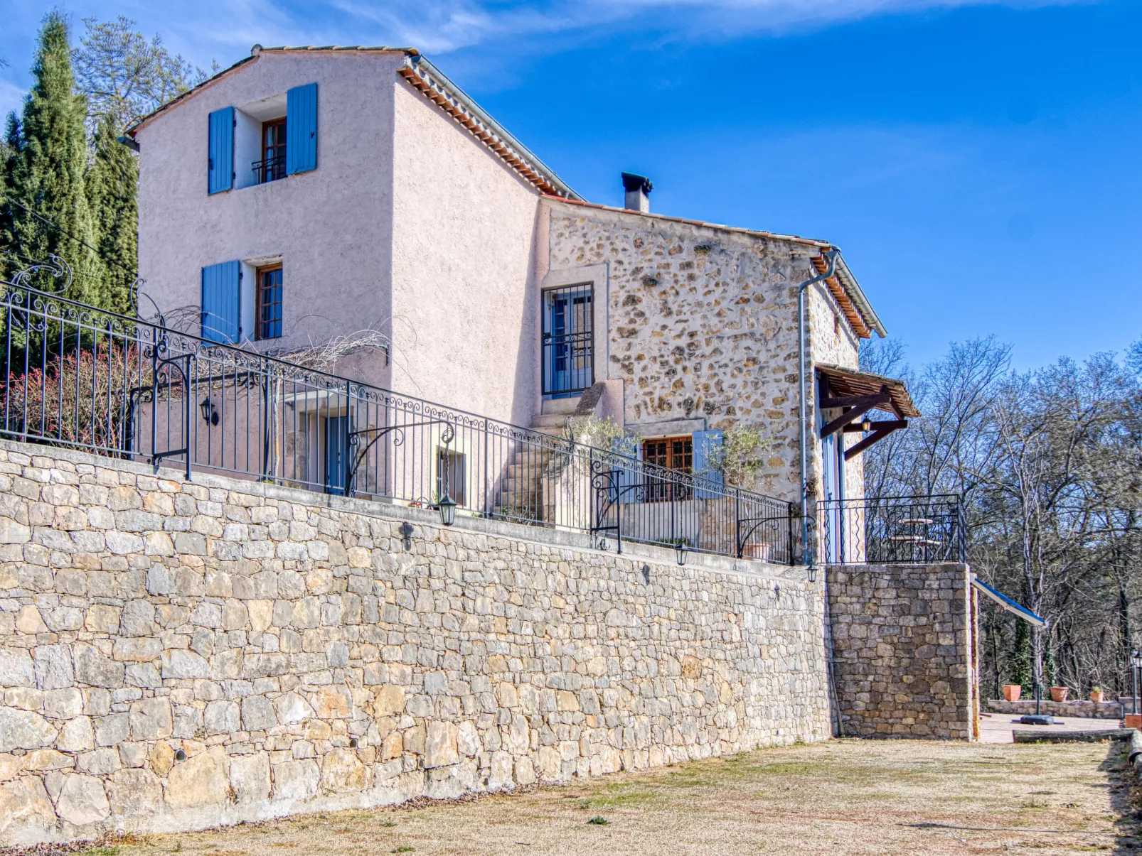 La maison aux volets bleus-Dehors