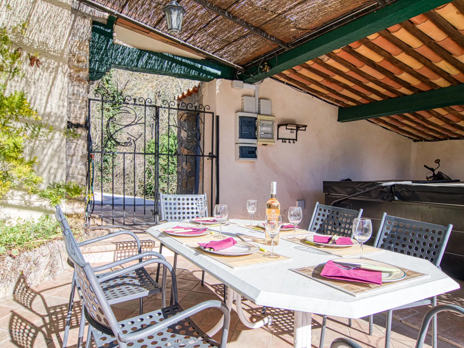 La maison aux volets bleus-Dehors