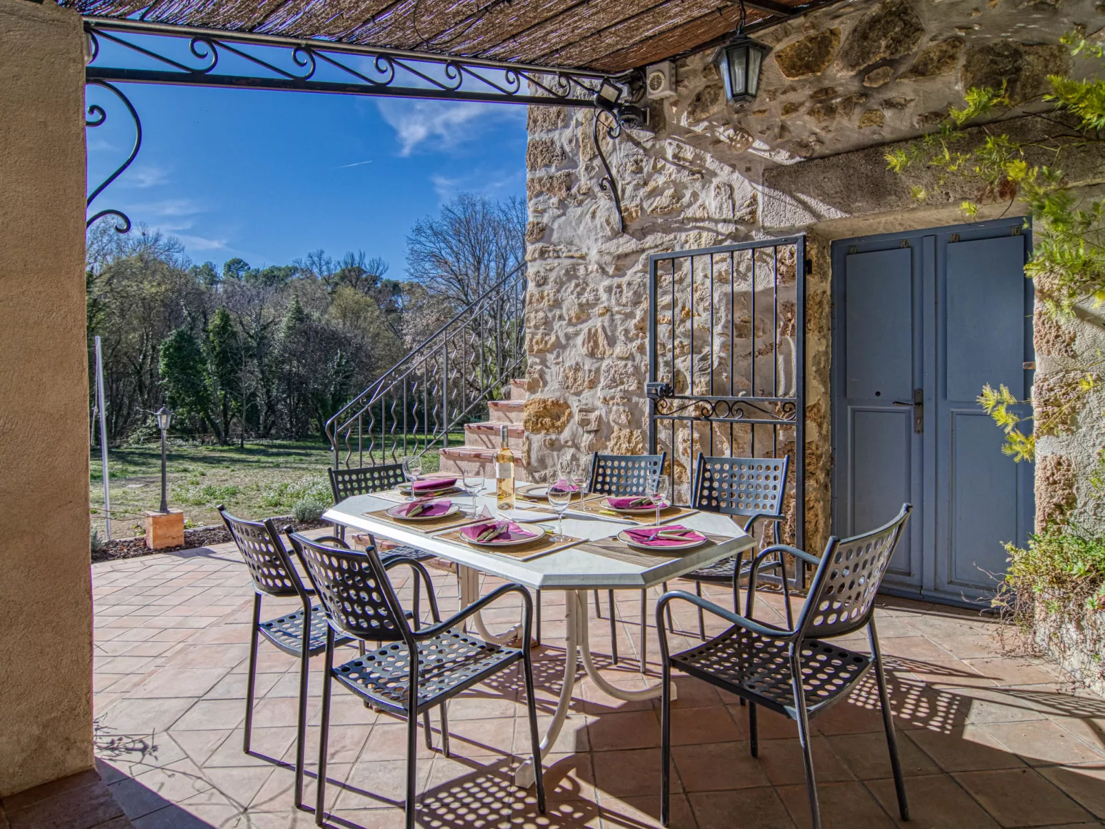 La maison aux volets bleus-Dehors