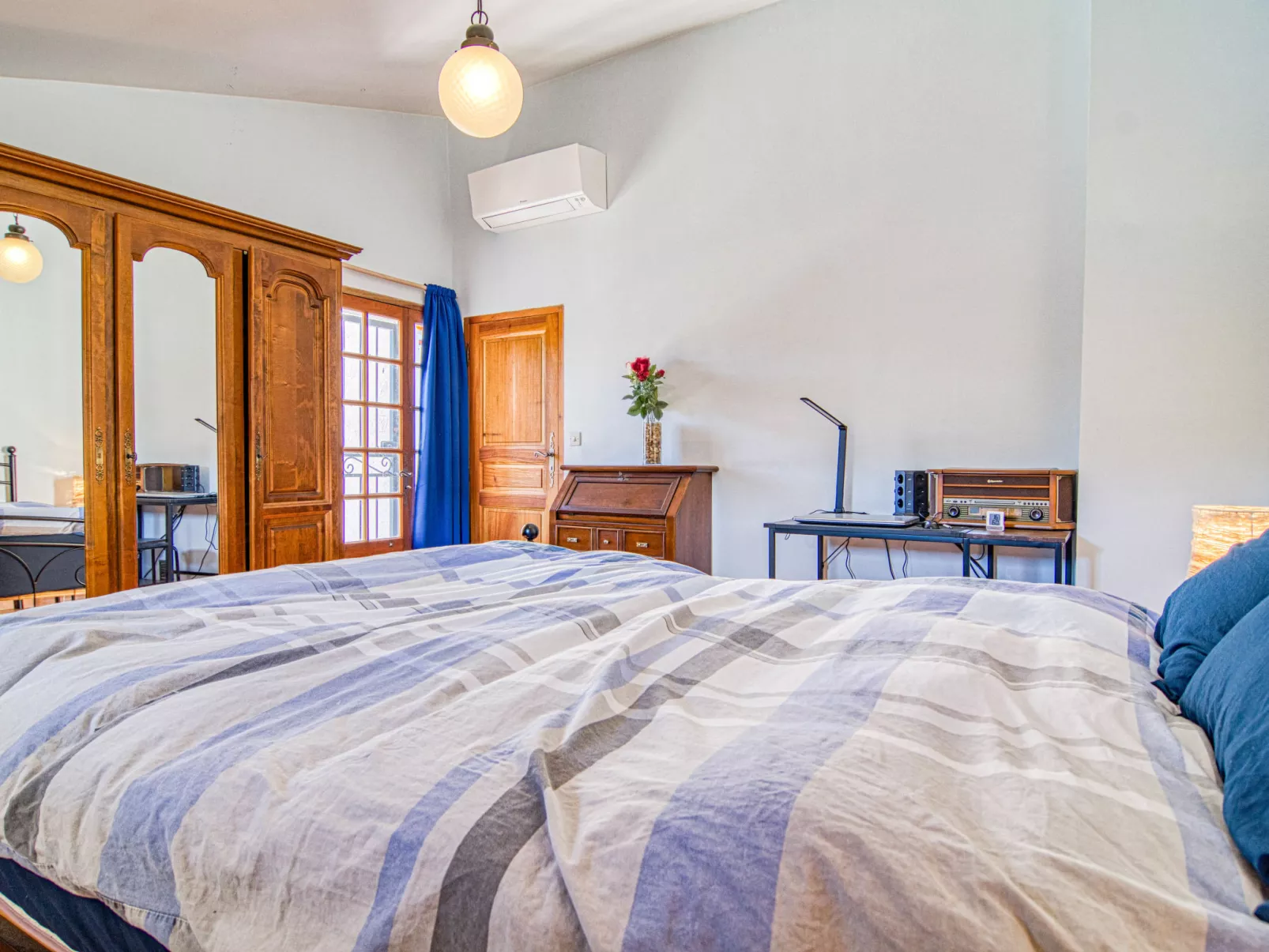 La maison aux volets bleus-Dedans