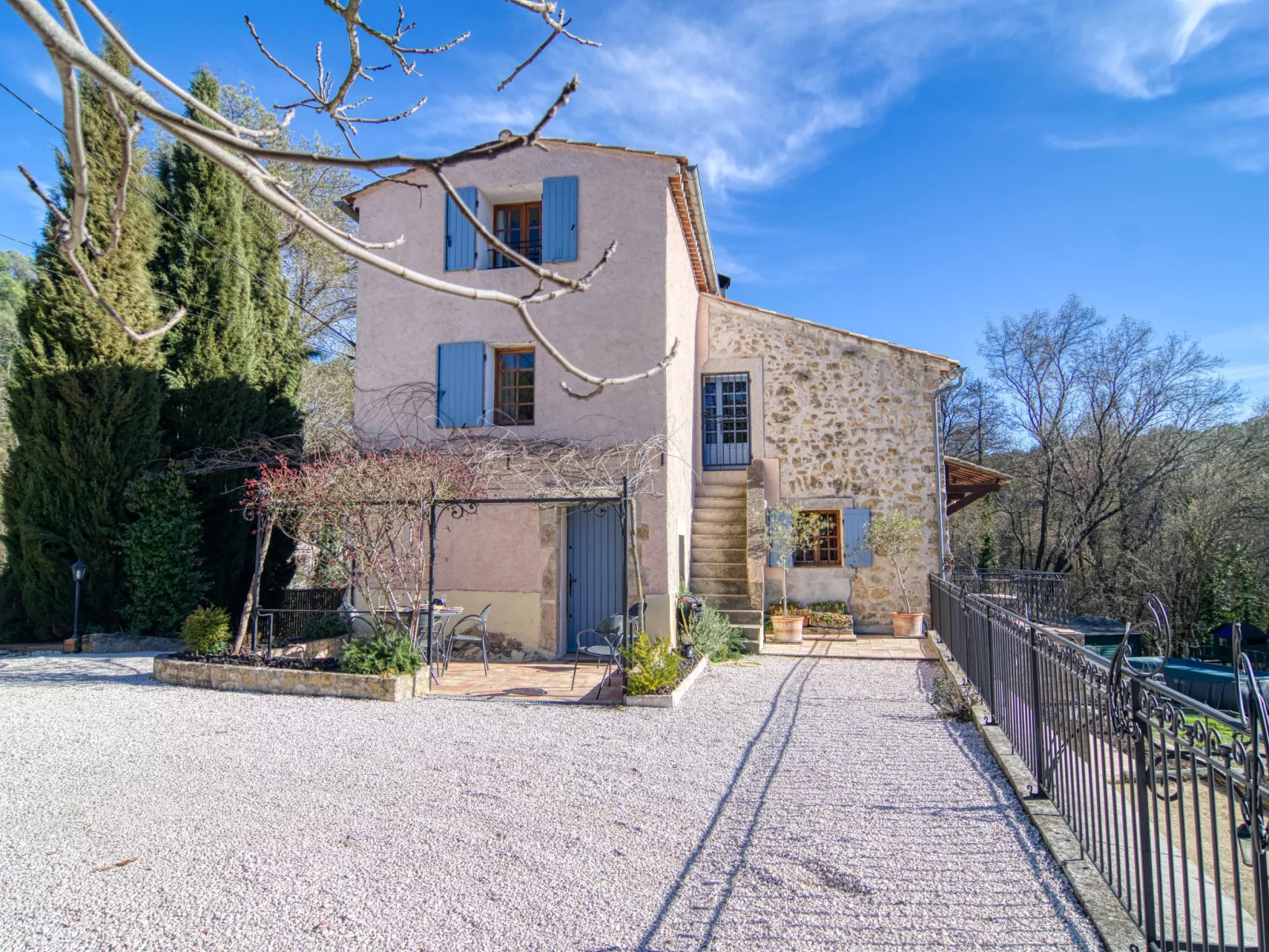 La maison aux volets bleus-Dehors