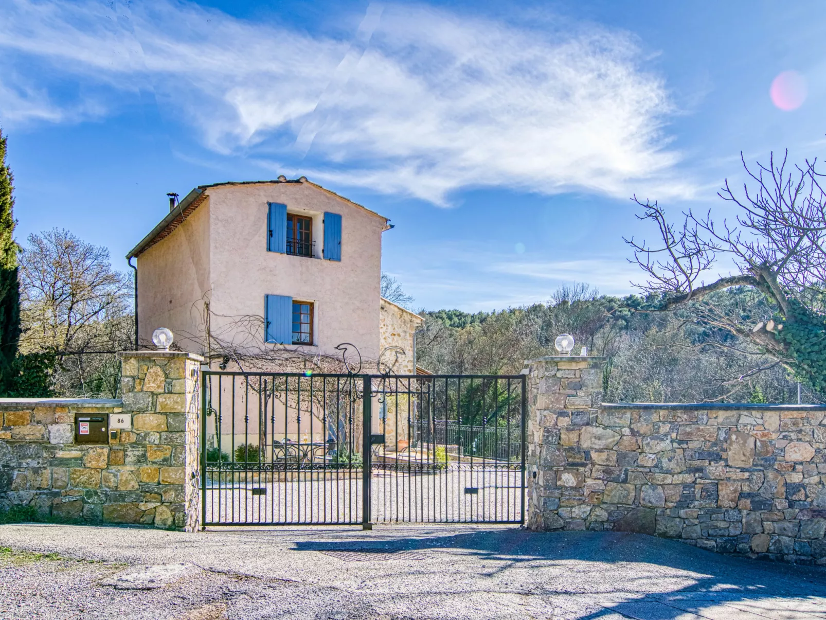 La maison aux volets bleus-Dehors