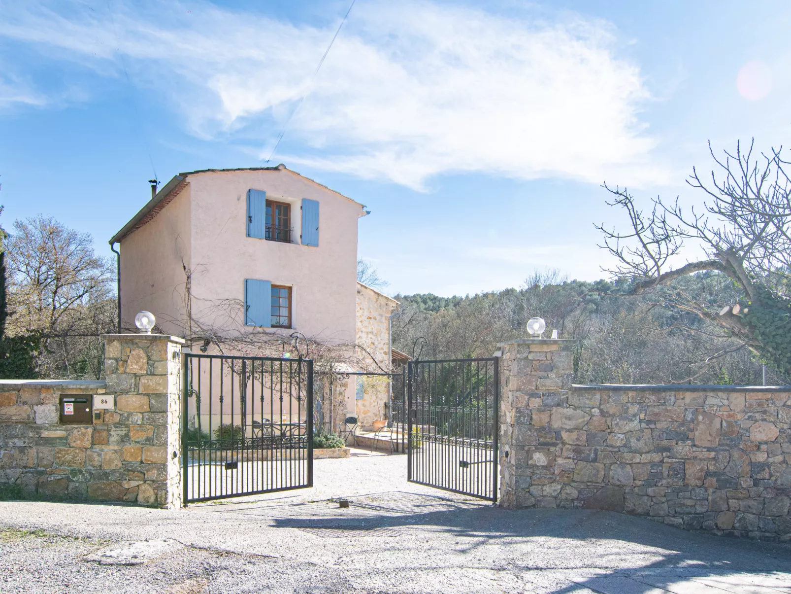 La maison aux volets bleus-Dehors
