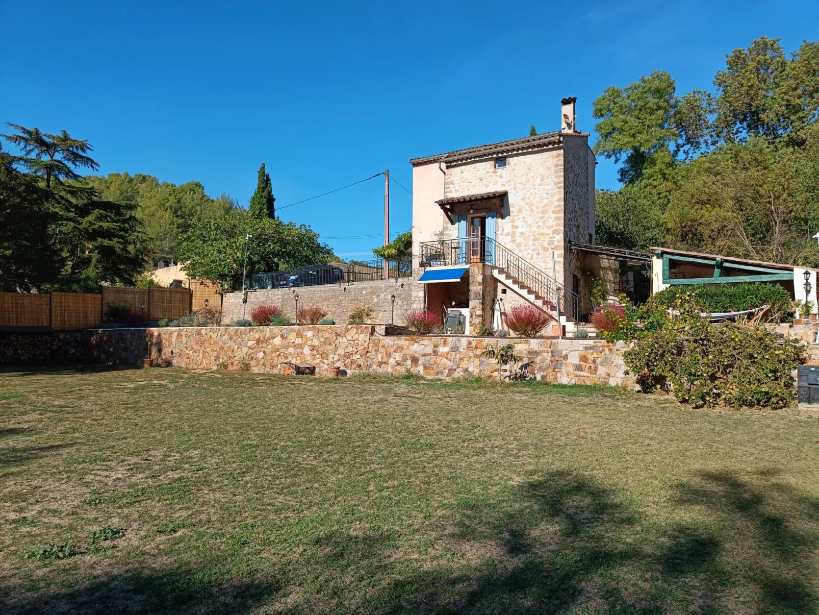 La maison aux volets bleus-Dehors