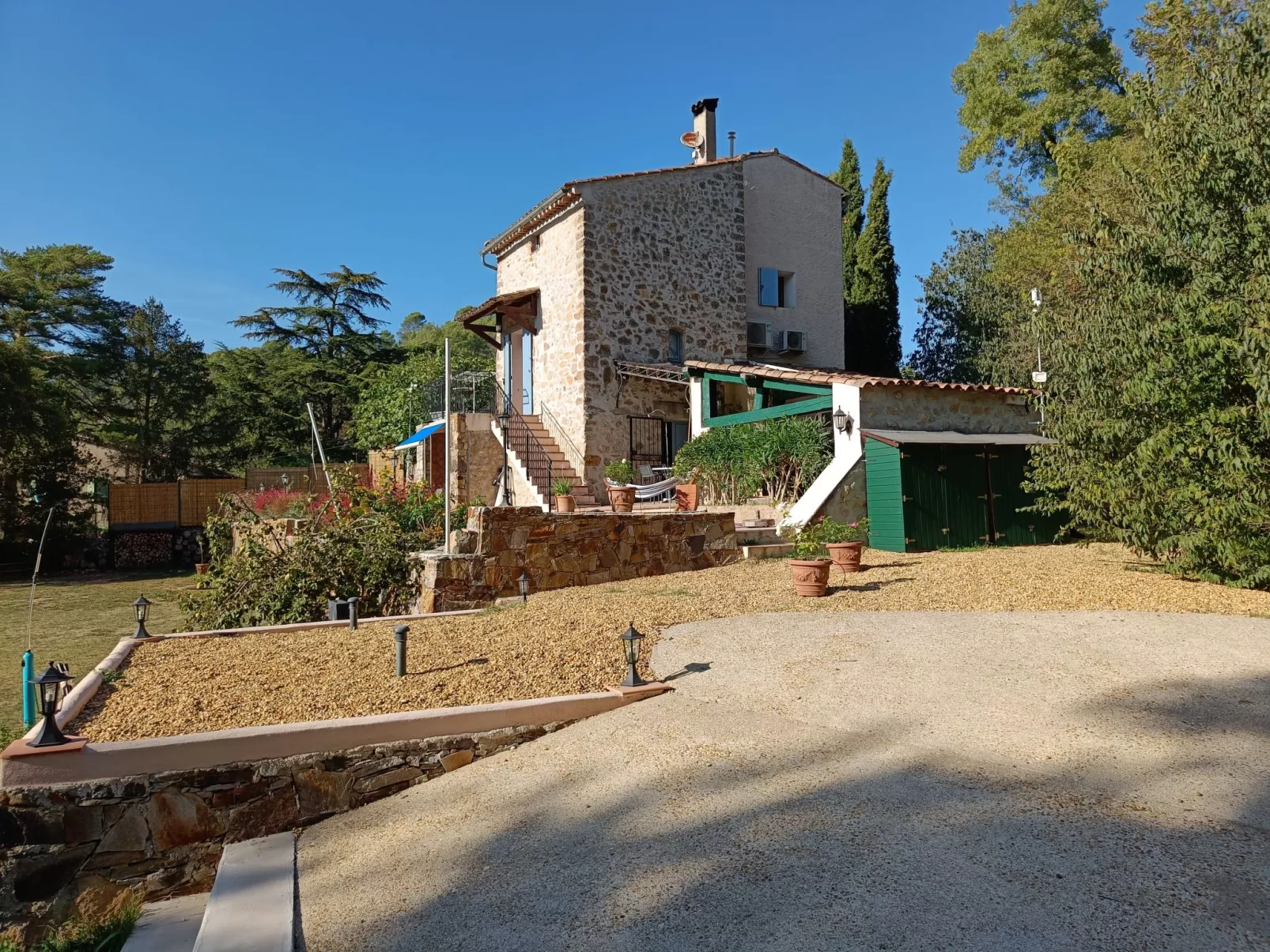 La maison aux volets bleus-Dehors