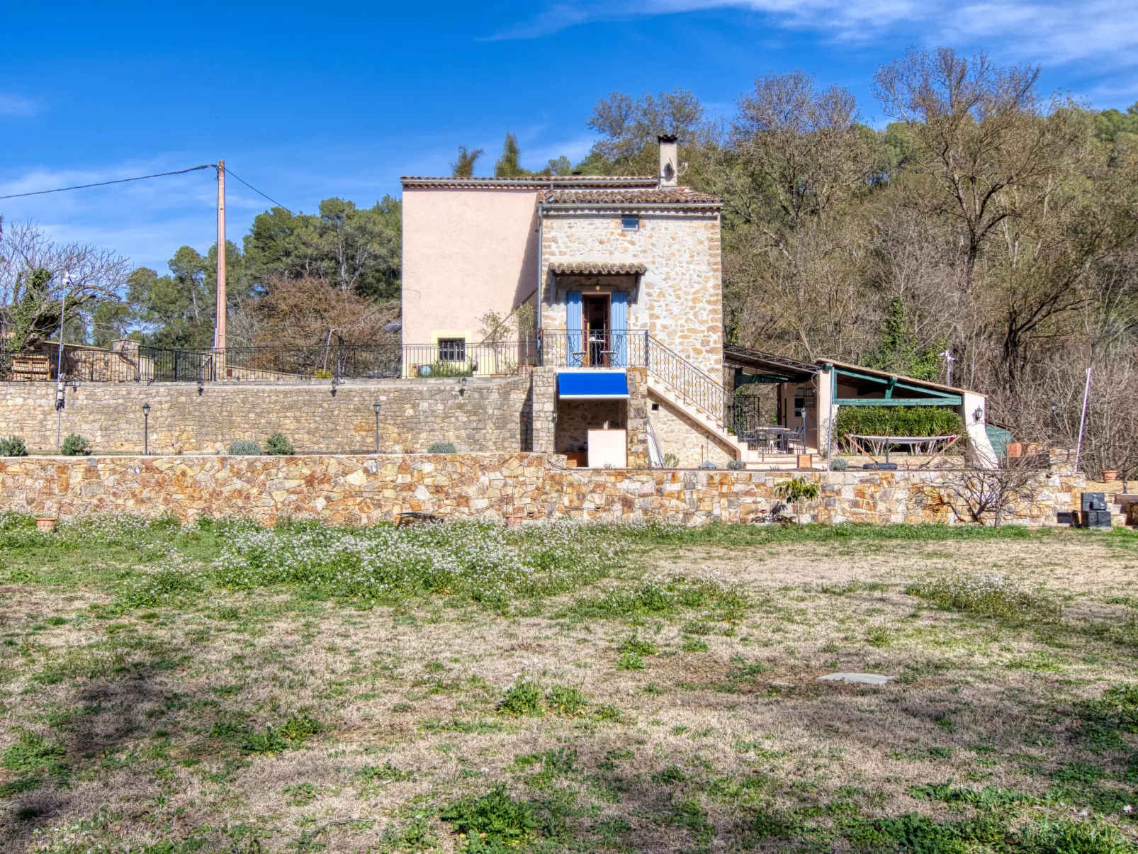 La maison aux volets bleus-Dehors