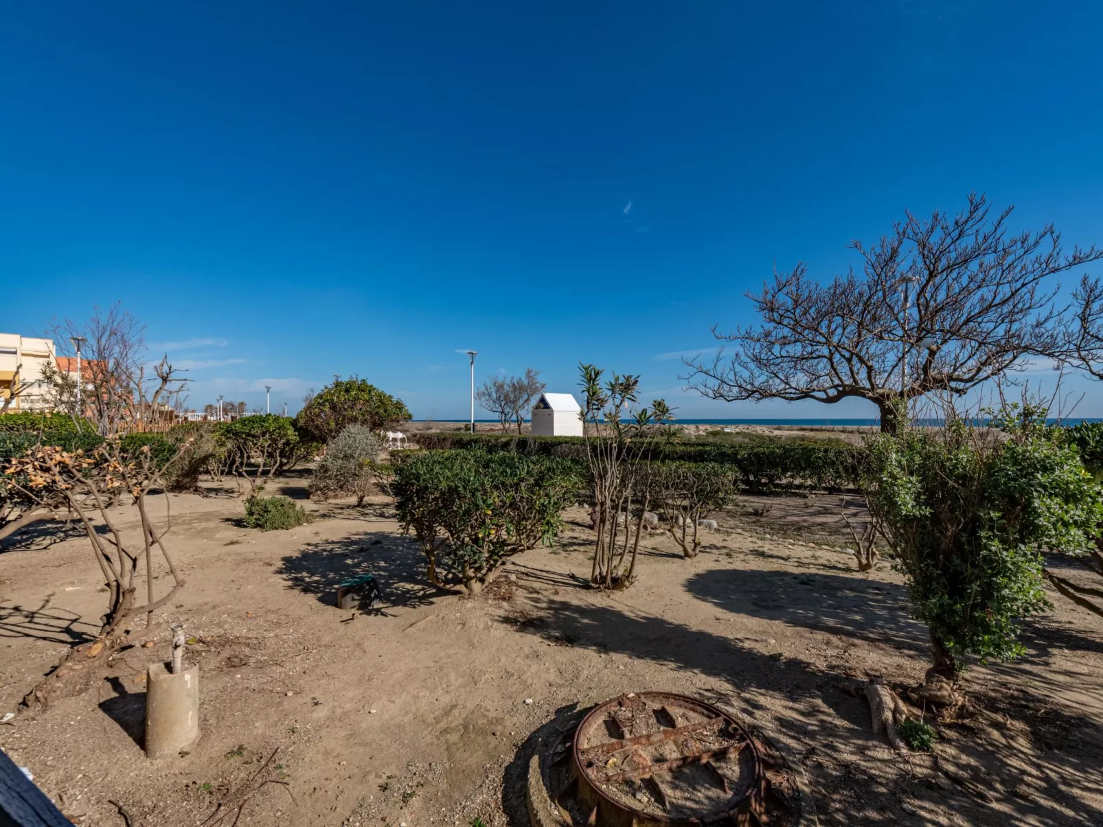 Les Cyclades-Outside