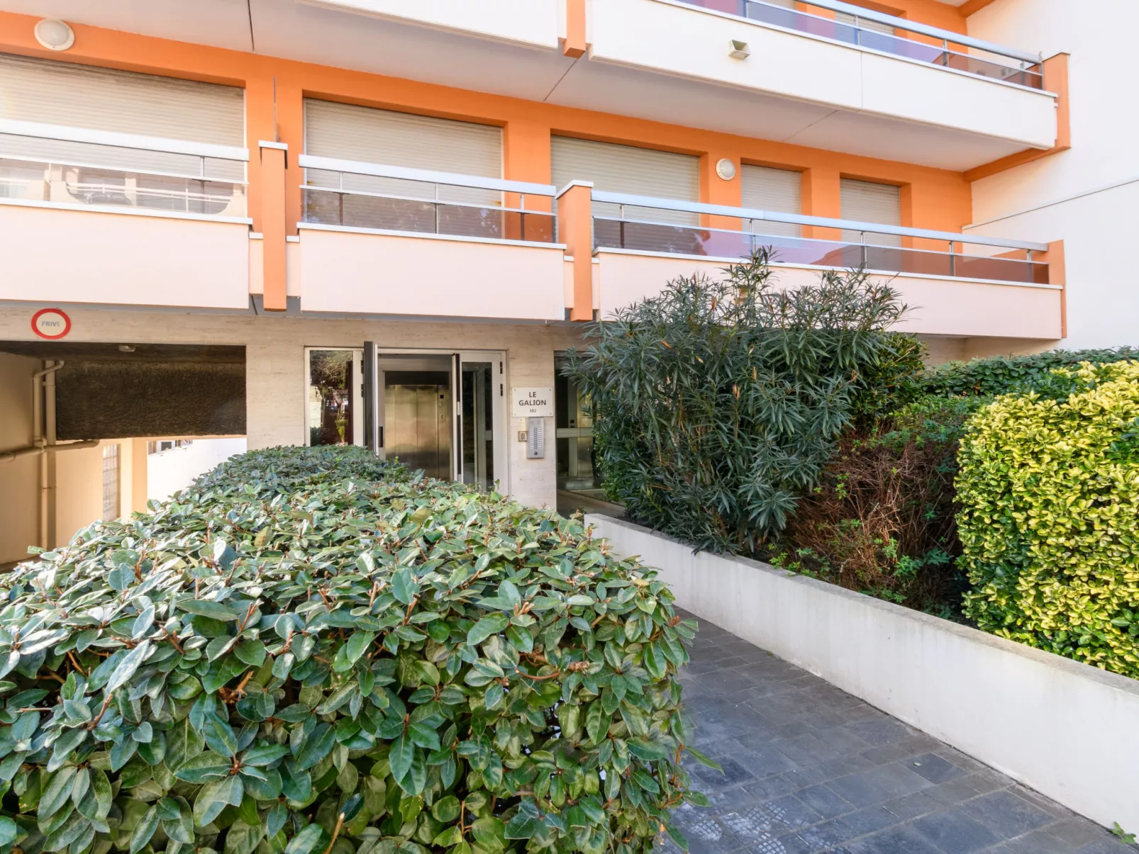 Le Galion-Outside