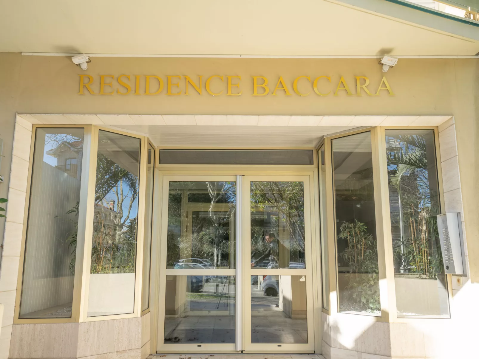 Baccara-Outside