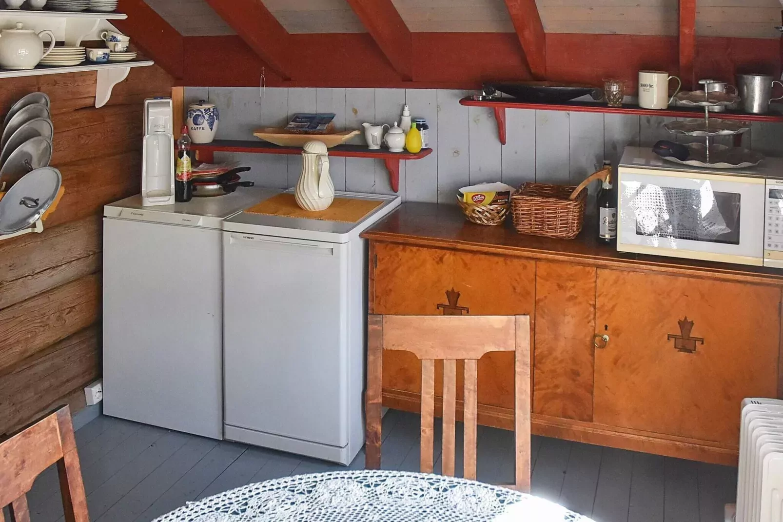 Vintage Charm by the Sea-By Traum-Indoor