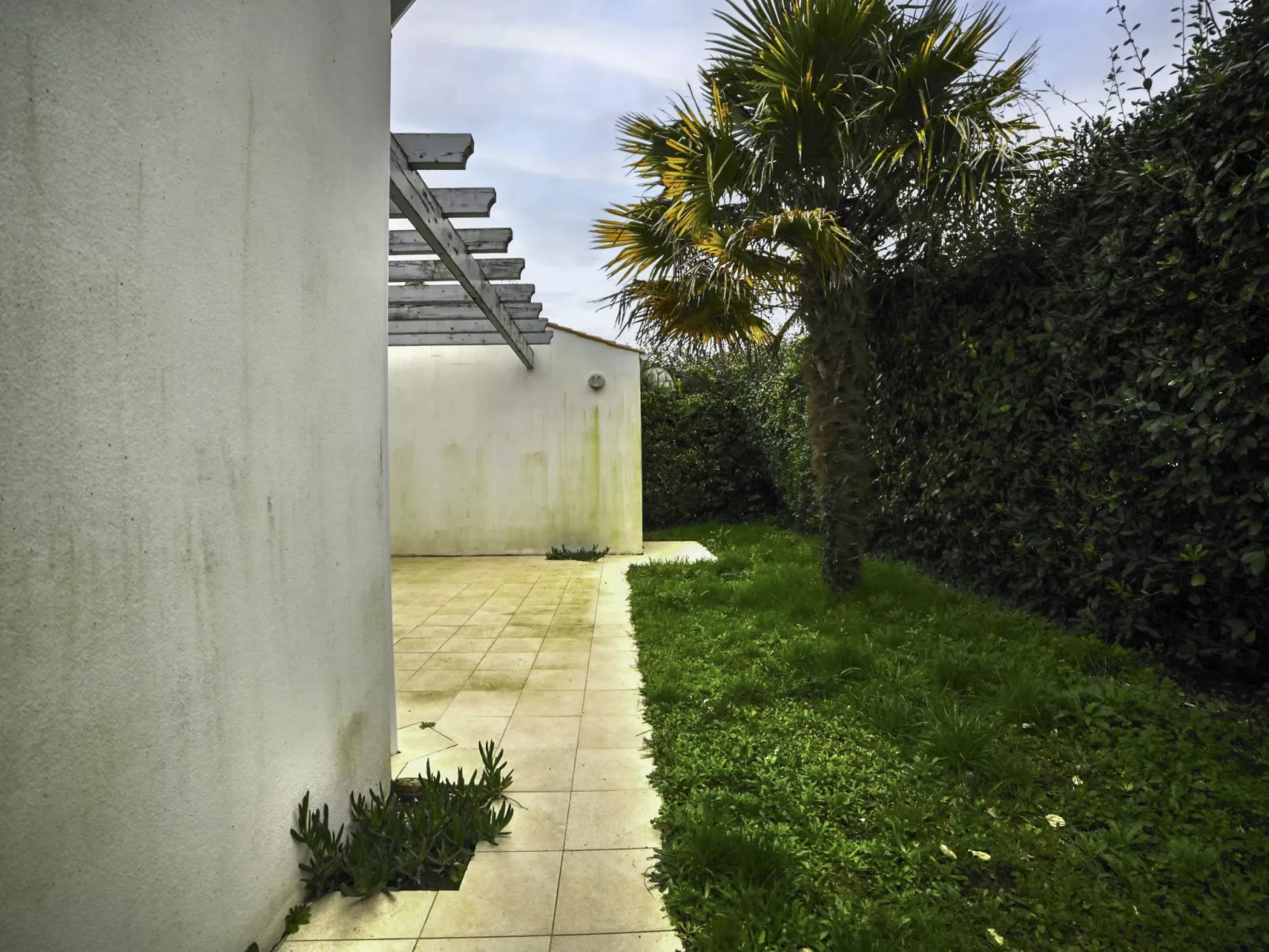 La Parie 1-Outside