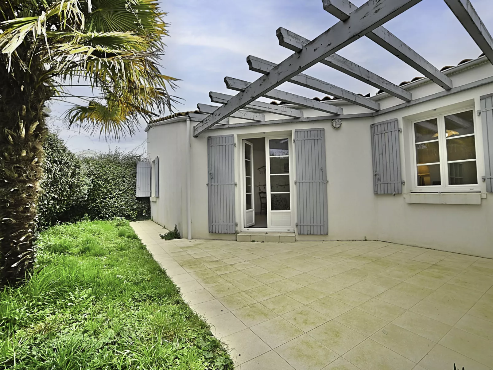 La Parie 1-Outside