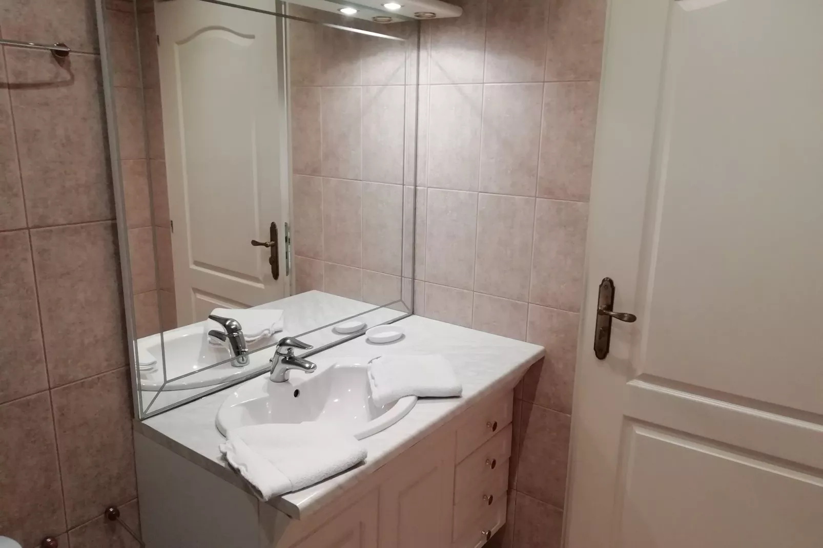 Gîte 10-Bathroom