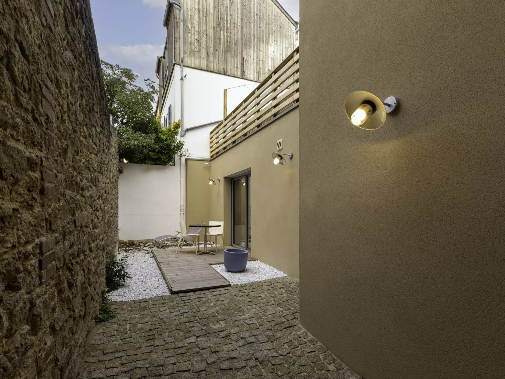L'Oiseau 1-Outside