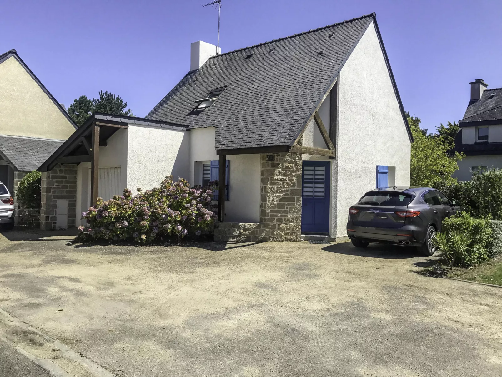 Le Clos St Colomban-Outside