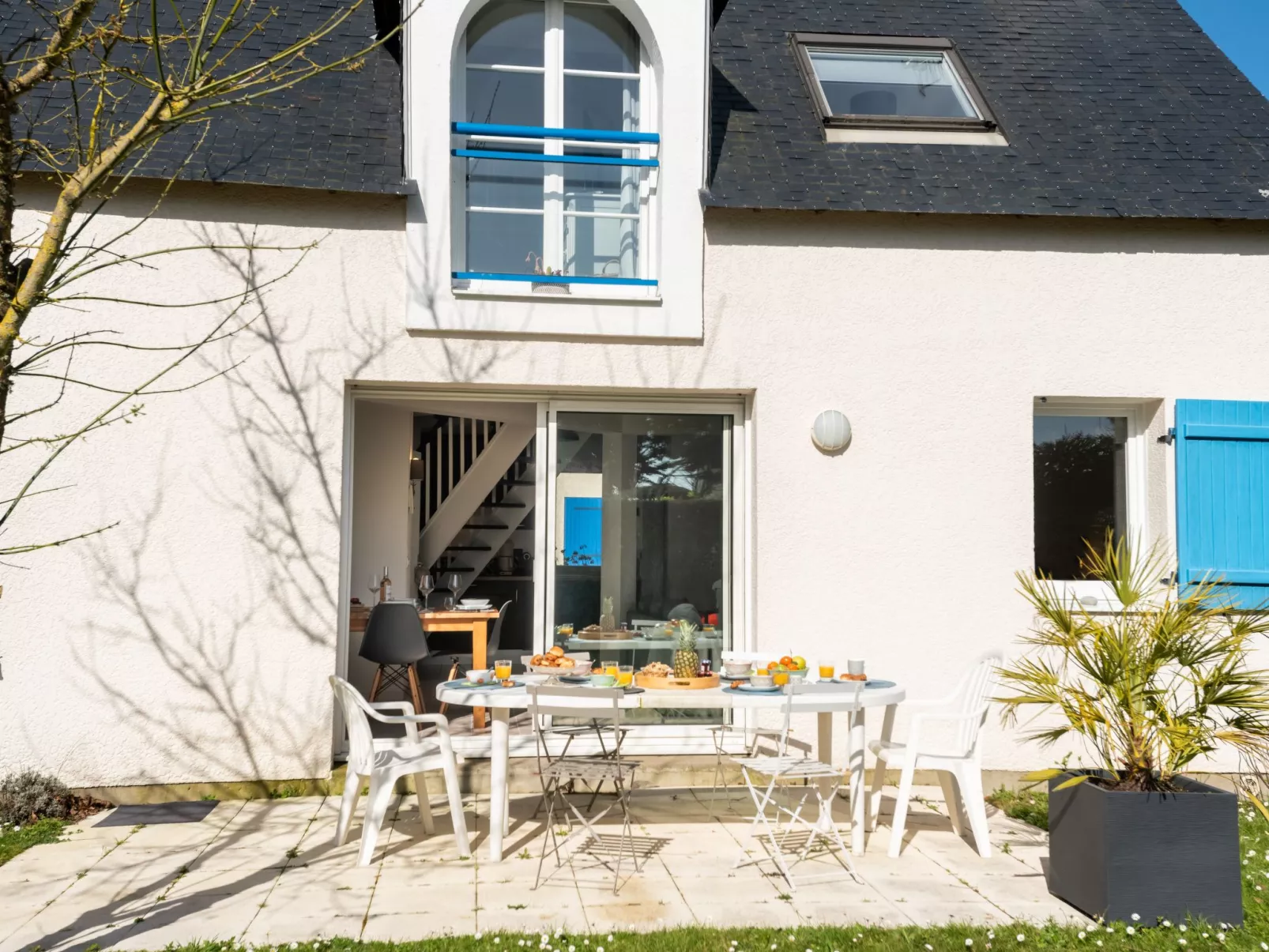 Le Clos St Colomban-Outside