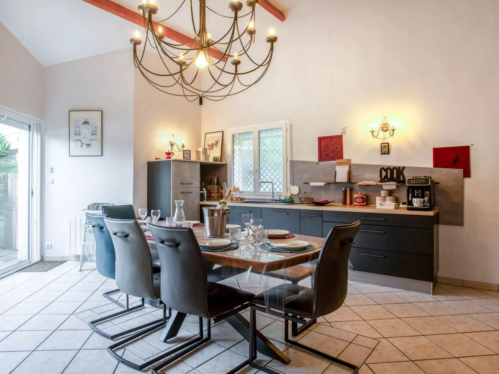 Rive Droite-Inside