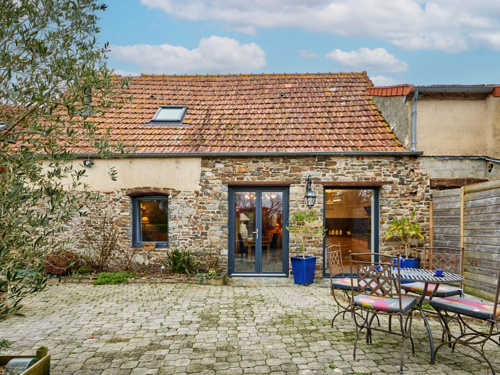 Le Hamelinet-Outside