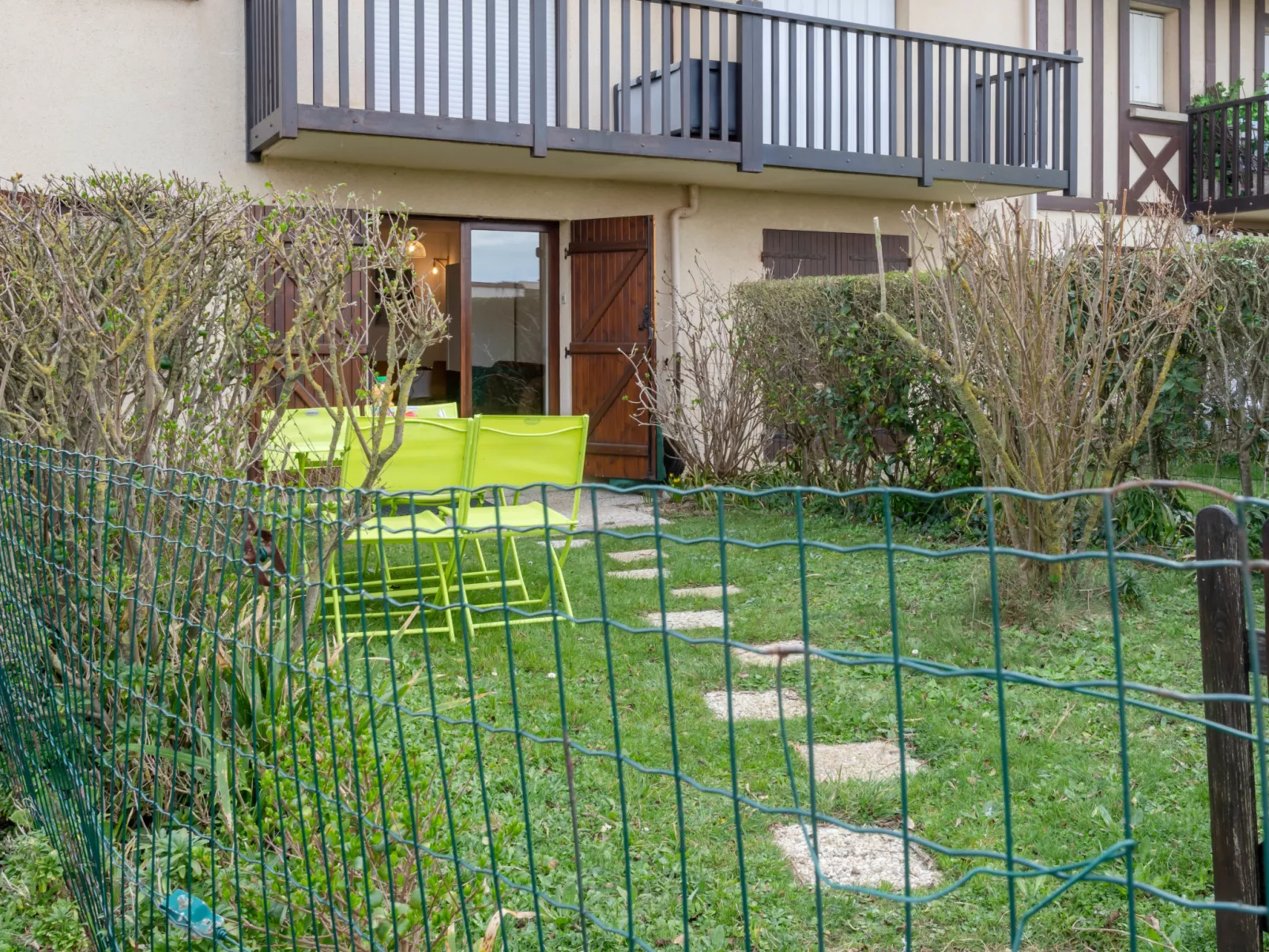 Le Vert Clos-Outside