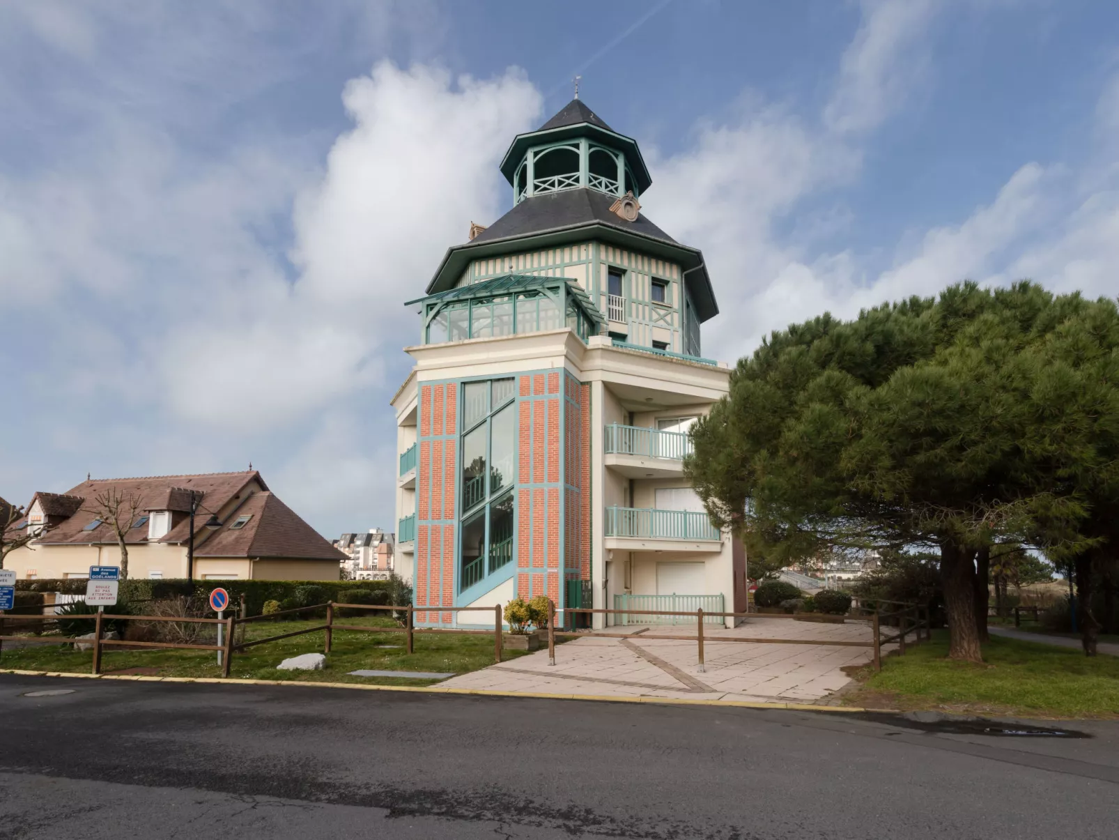 Le Belvédère-Outside