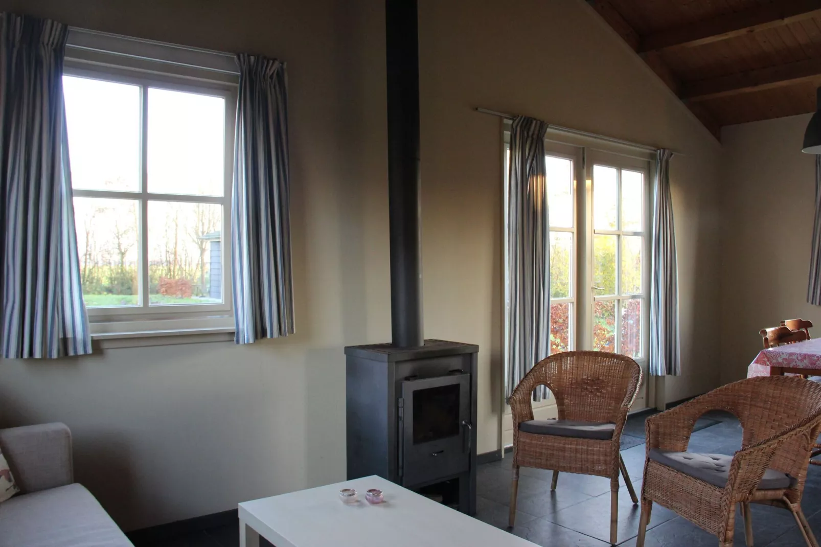 Vakantiehuisje 3 Aarde Groene Camping Lage Zwaluwe-Wohnzimmer