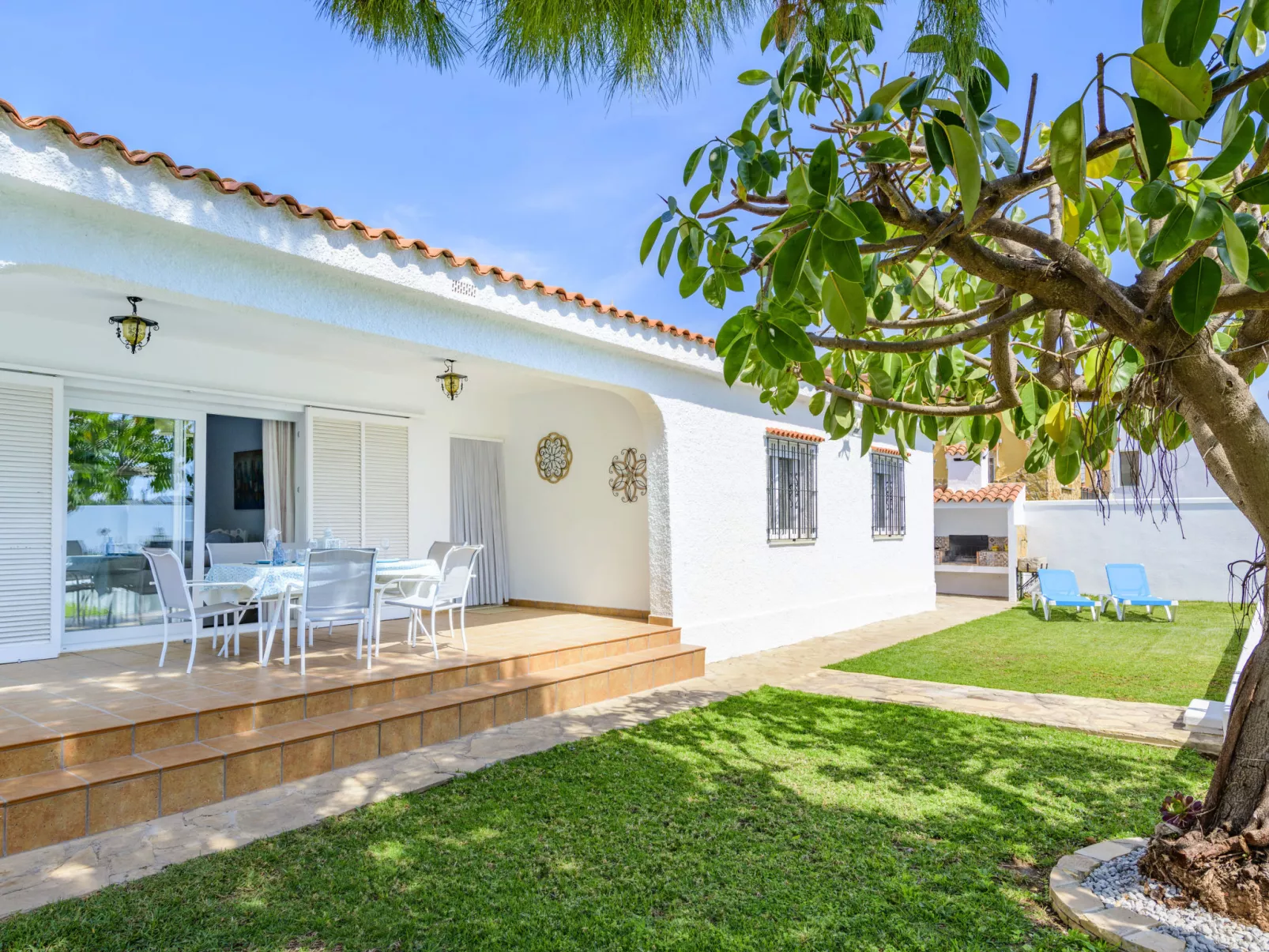 Villa Lolin-Outside