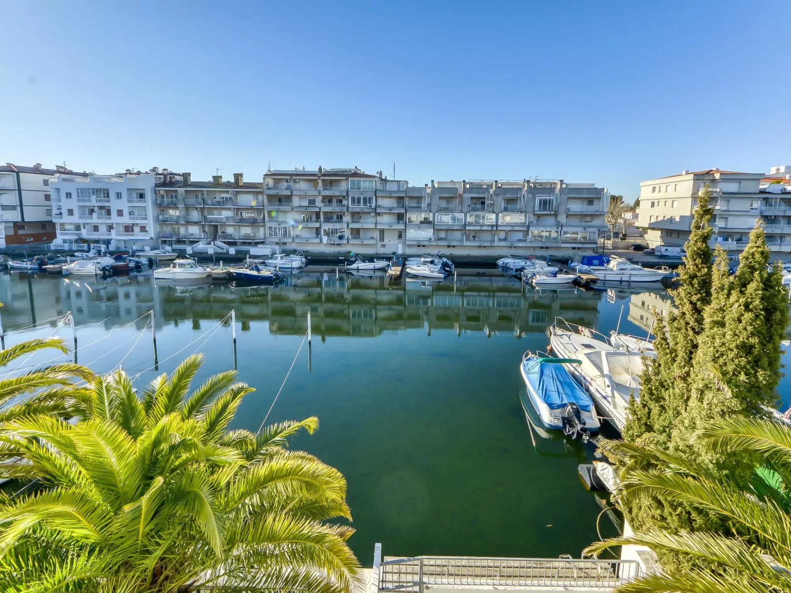 Port Emporda-Outside