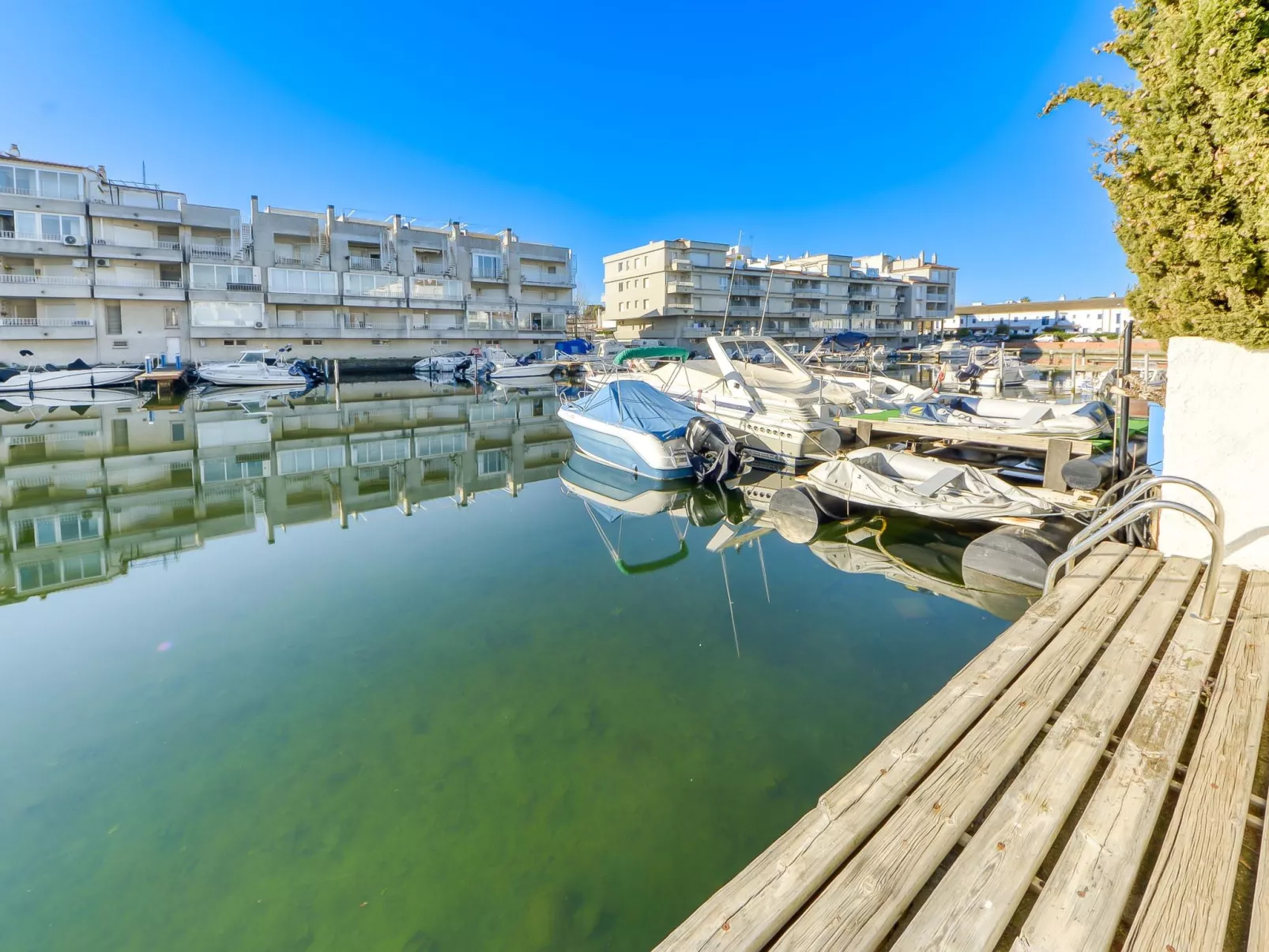 Port Emporda-Outside