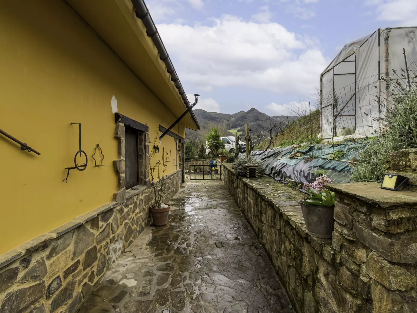 Potes Viñon-Outside