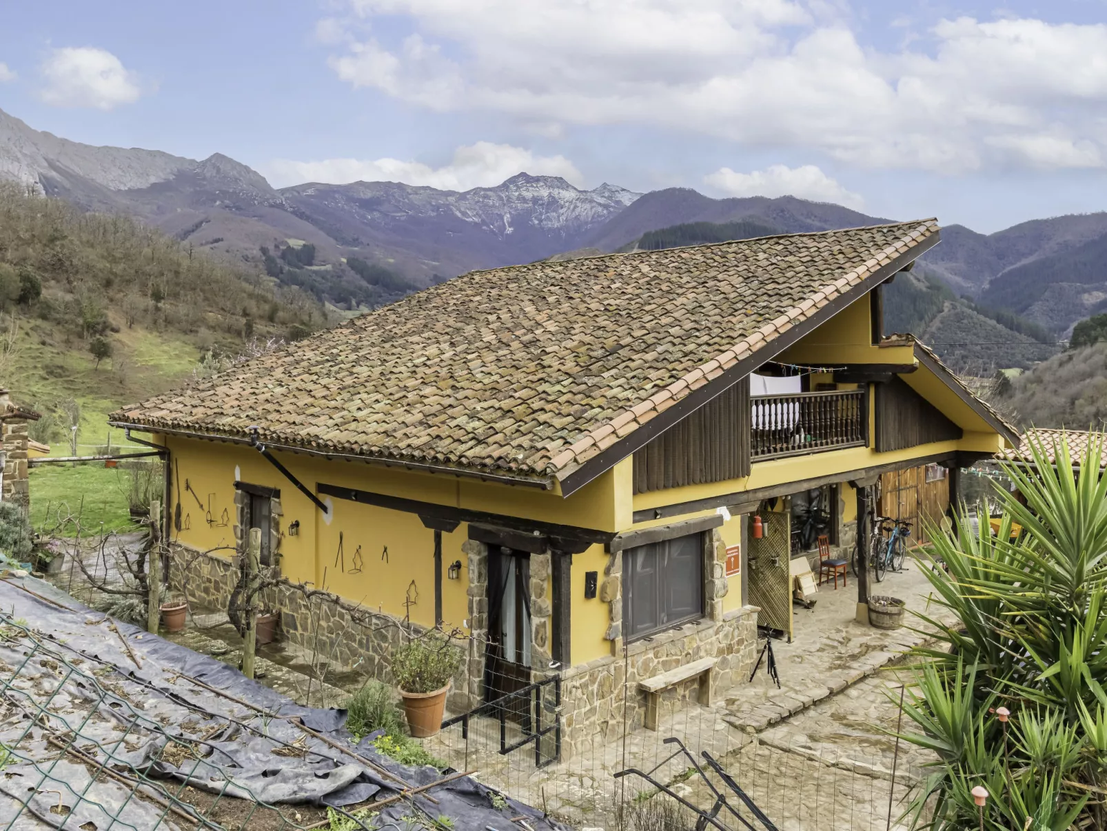Potes Viñon-Outside