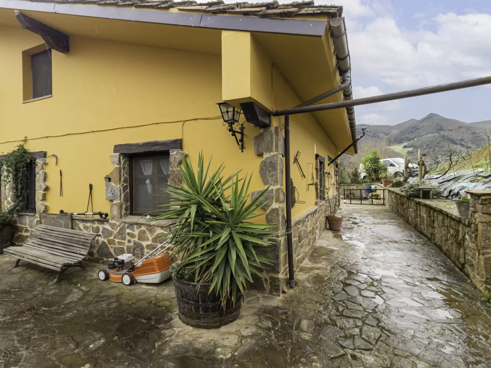 Potes Viñon-Outside