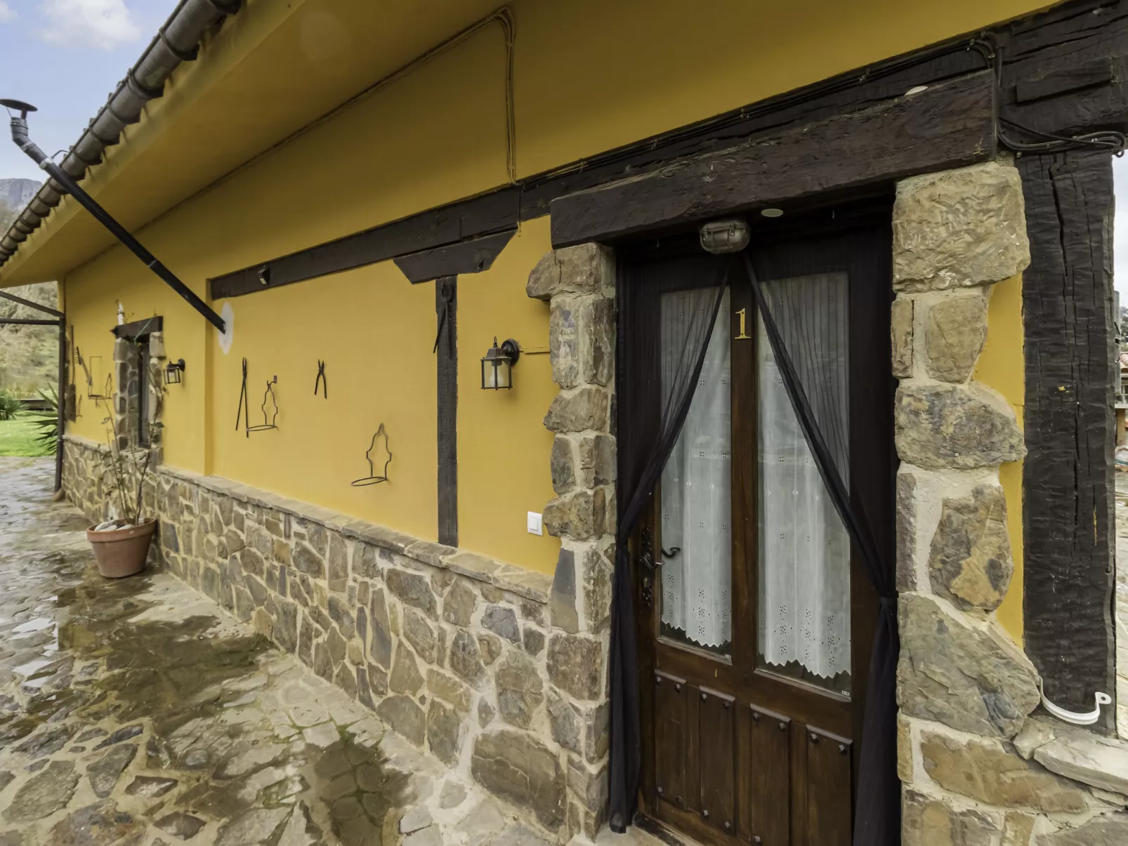 Potes Viñon-Outside