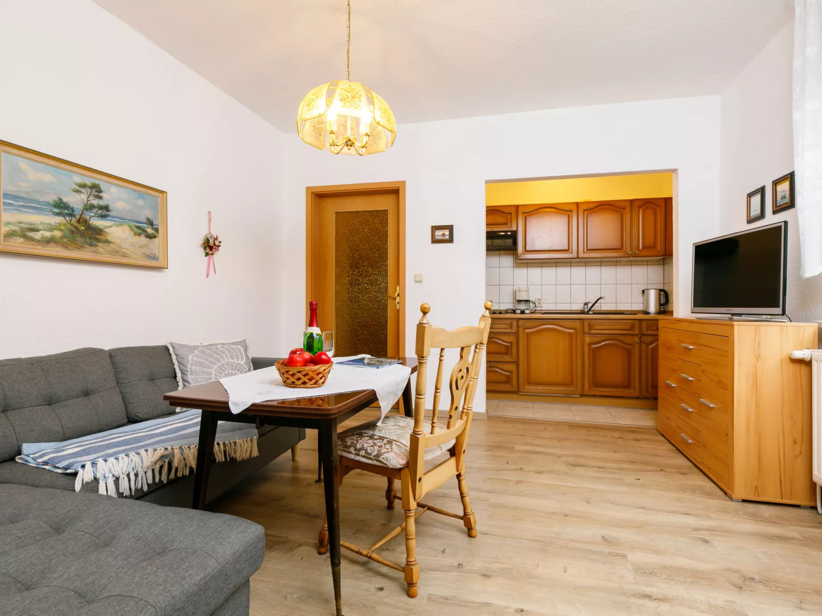 Bungalow 8-Inside