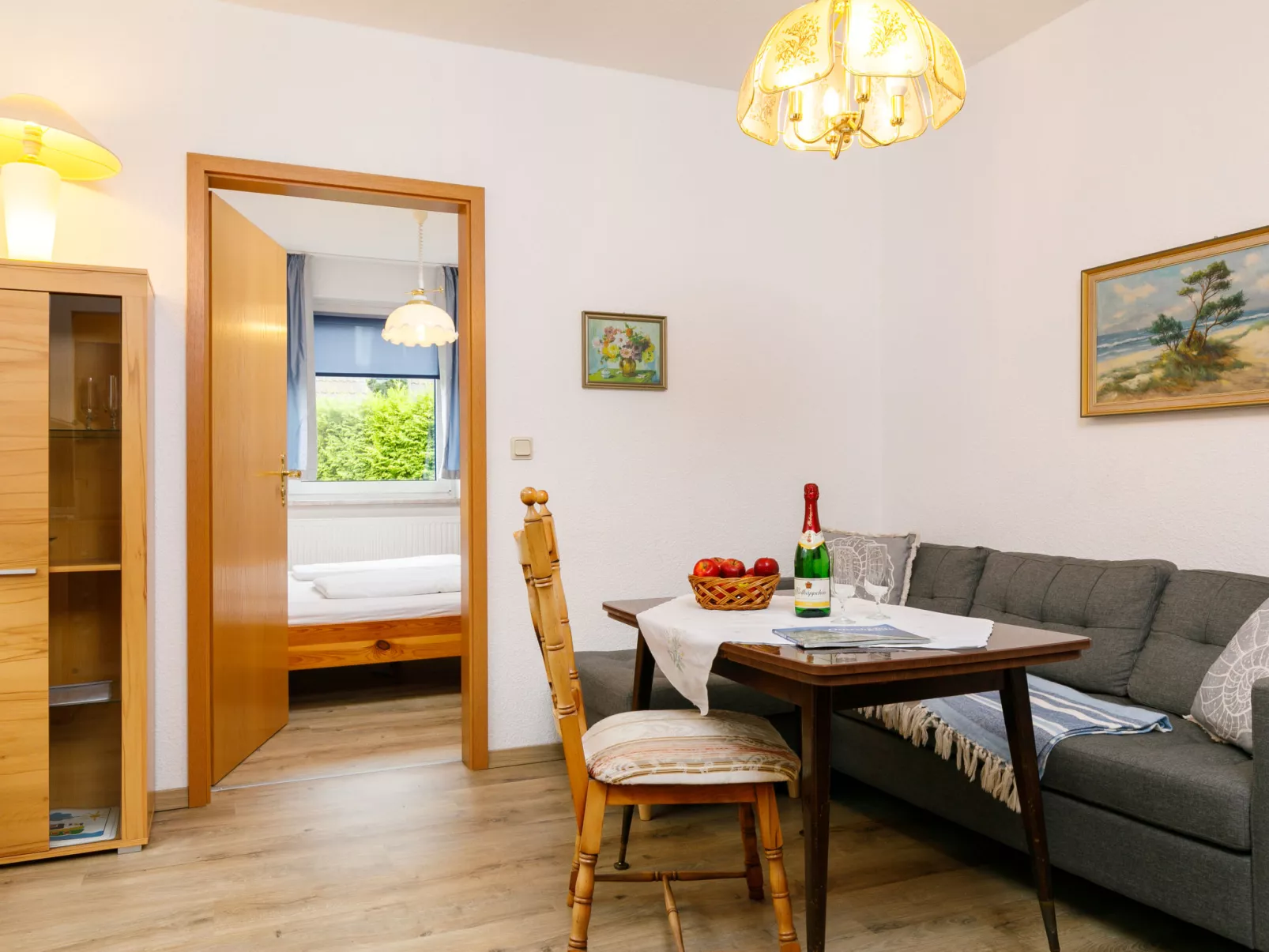 Bungalow 8-Inside