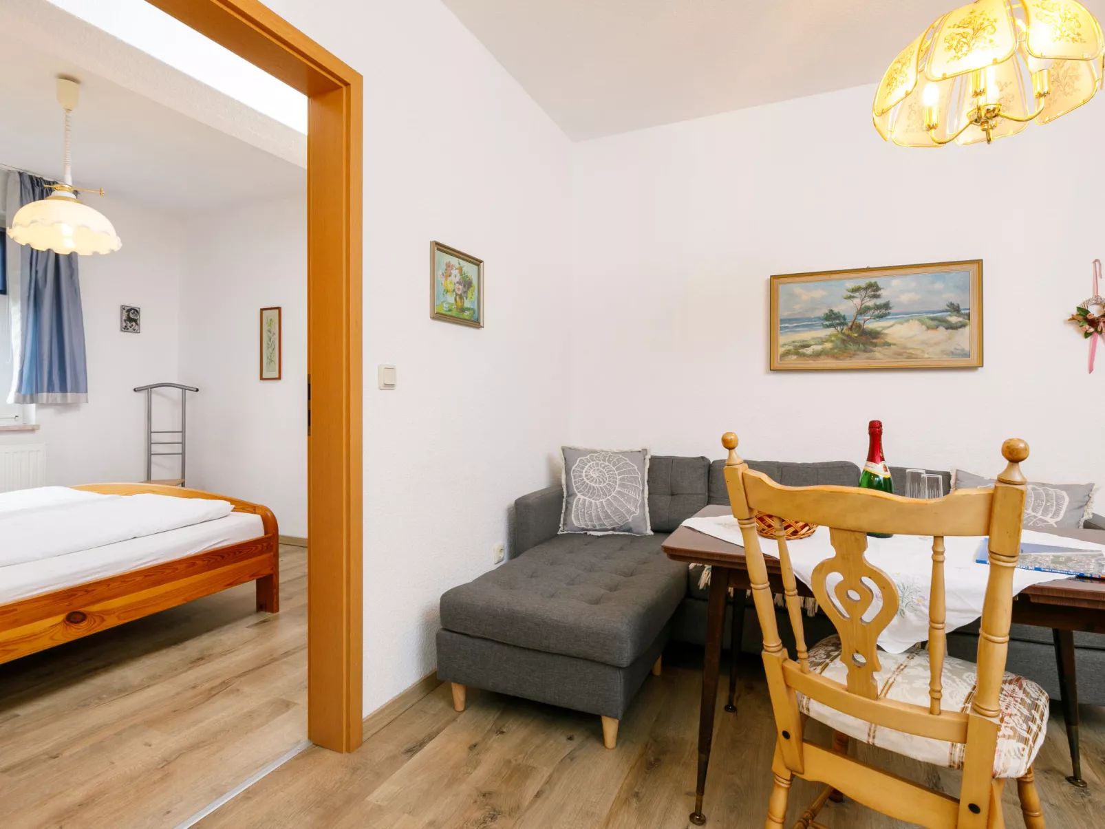 Bungalow 8-Inside
