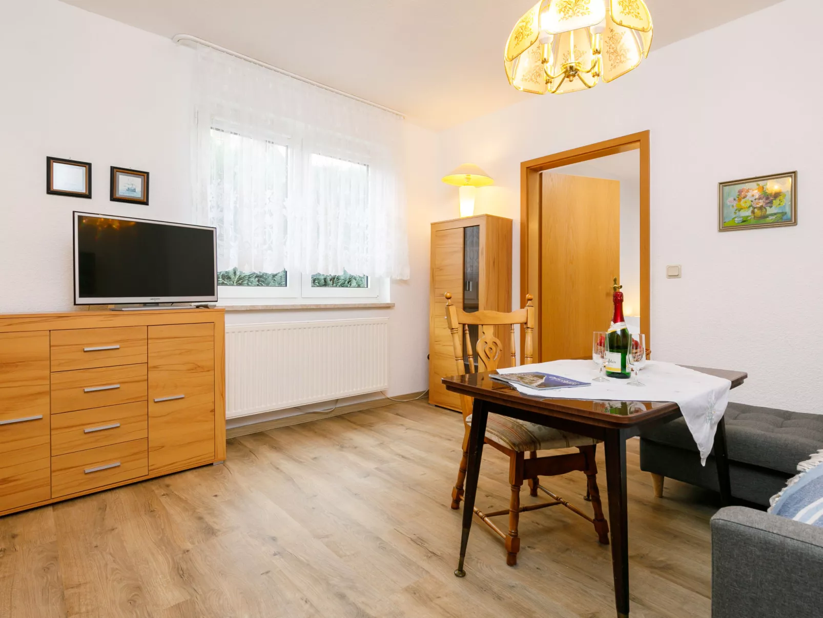 Bungalow 8-Inside