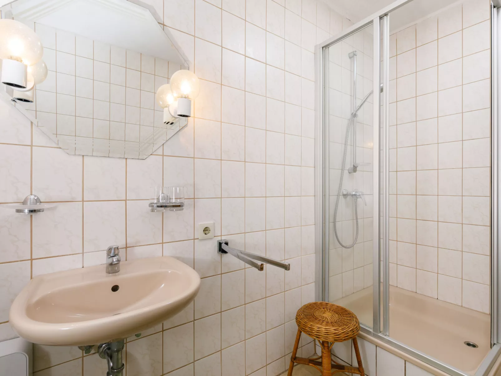 Bungalow 8-Inside