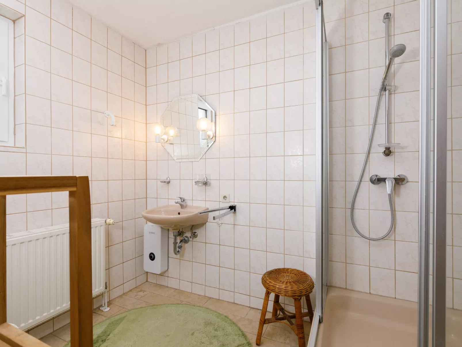 Bungalow 8-Inside