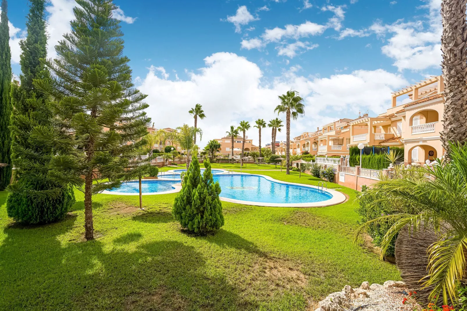 Lovely Bungalow with Swimming pool-Pool
