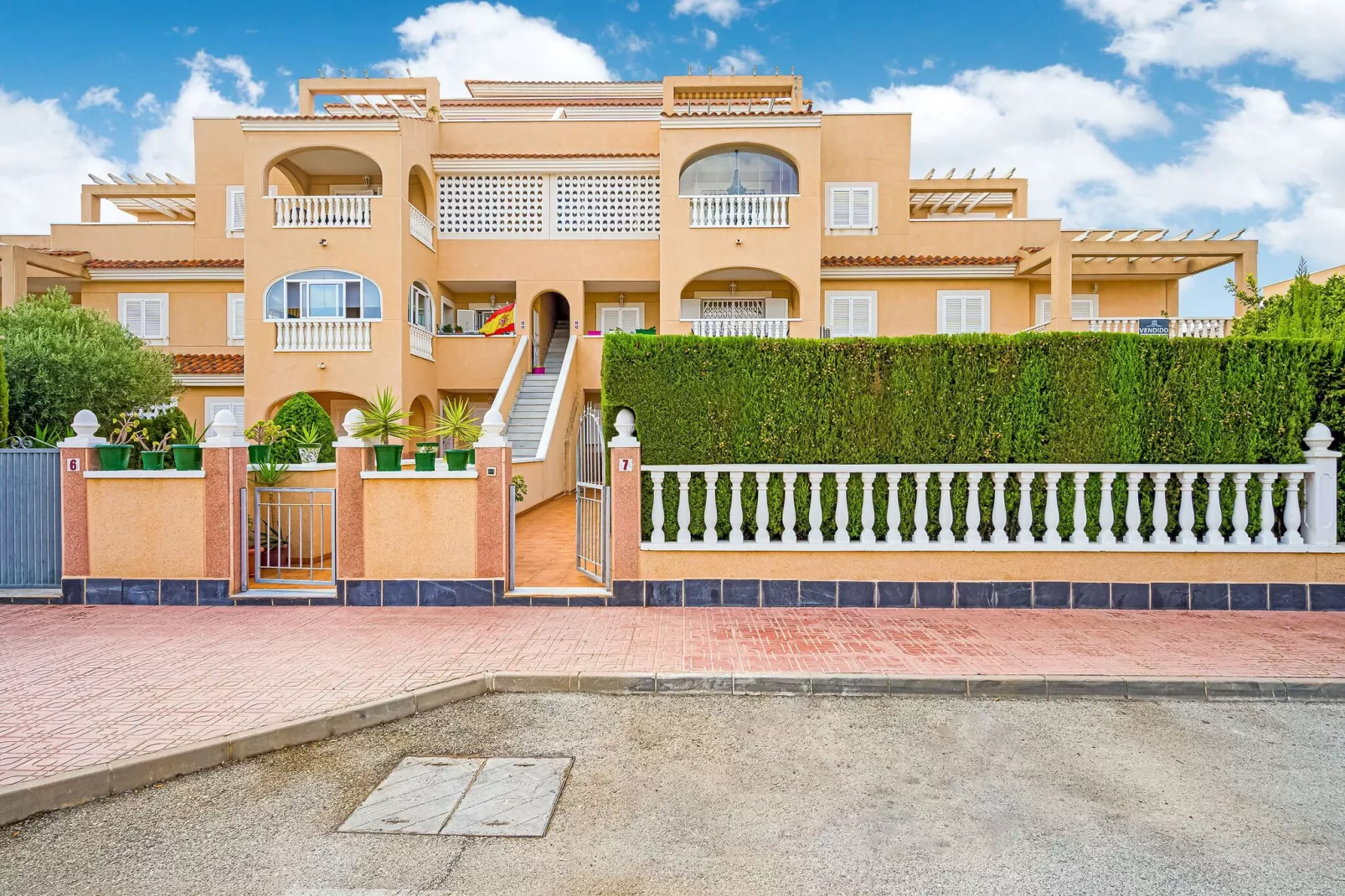 Lovely Bungalow with Swimming pool-Exterior winter