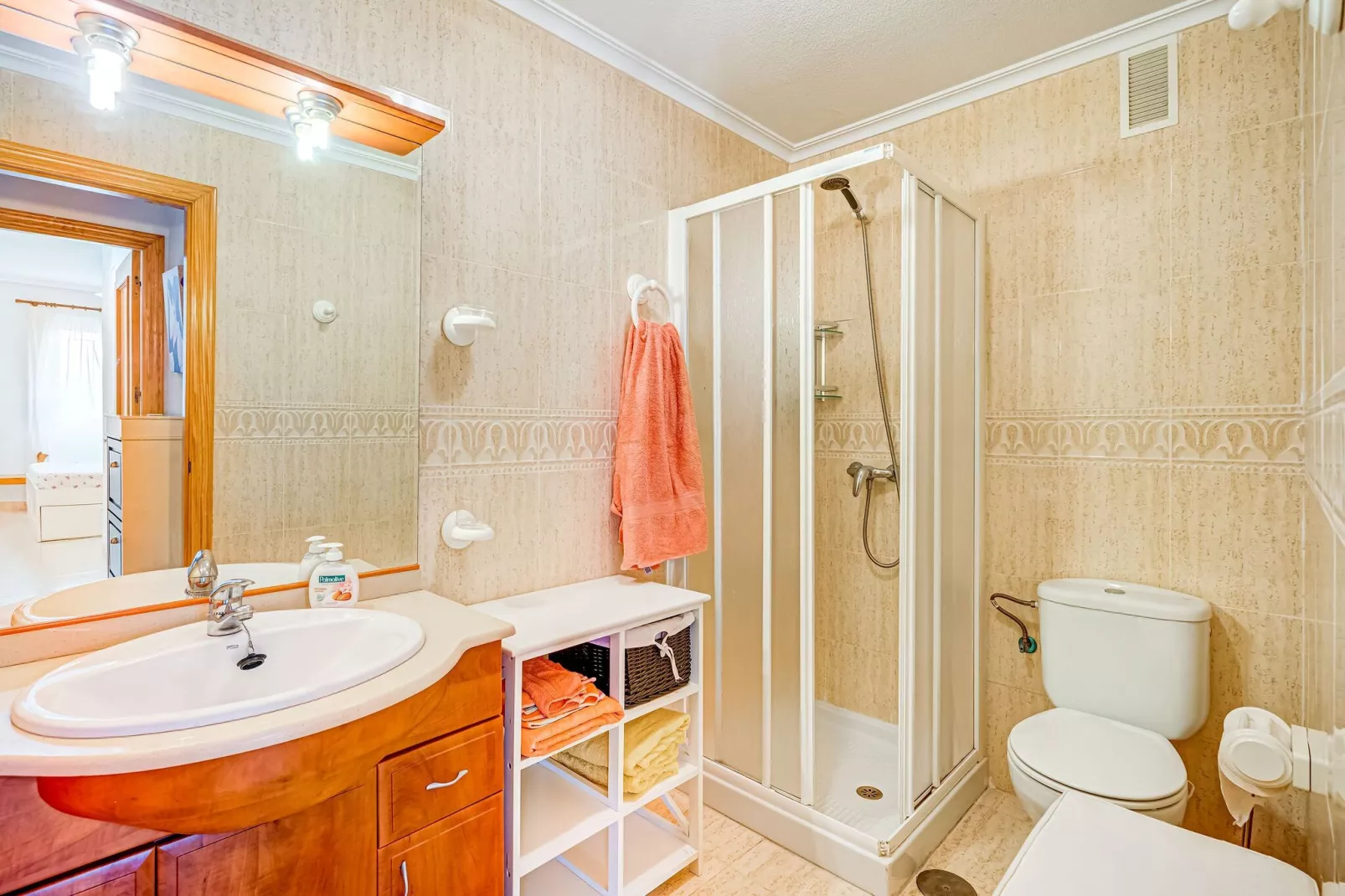 Lovely Bungalow with Swimming pool-Bathroom